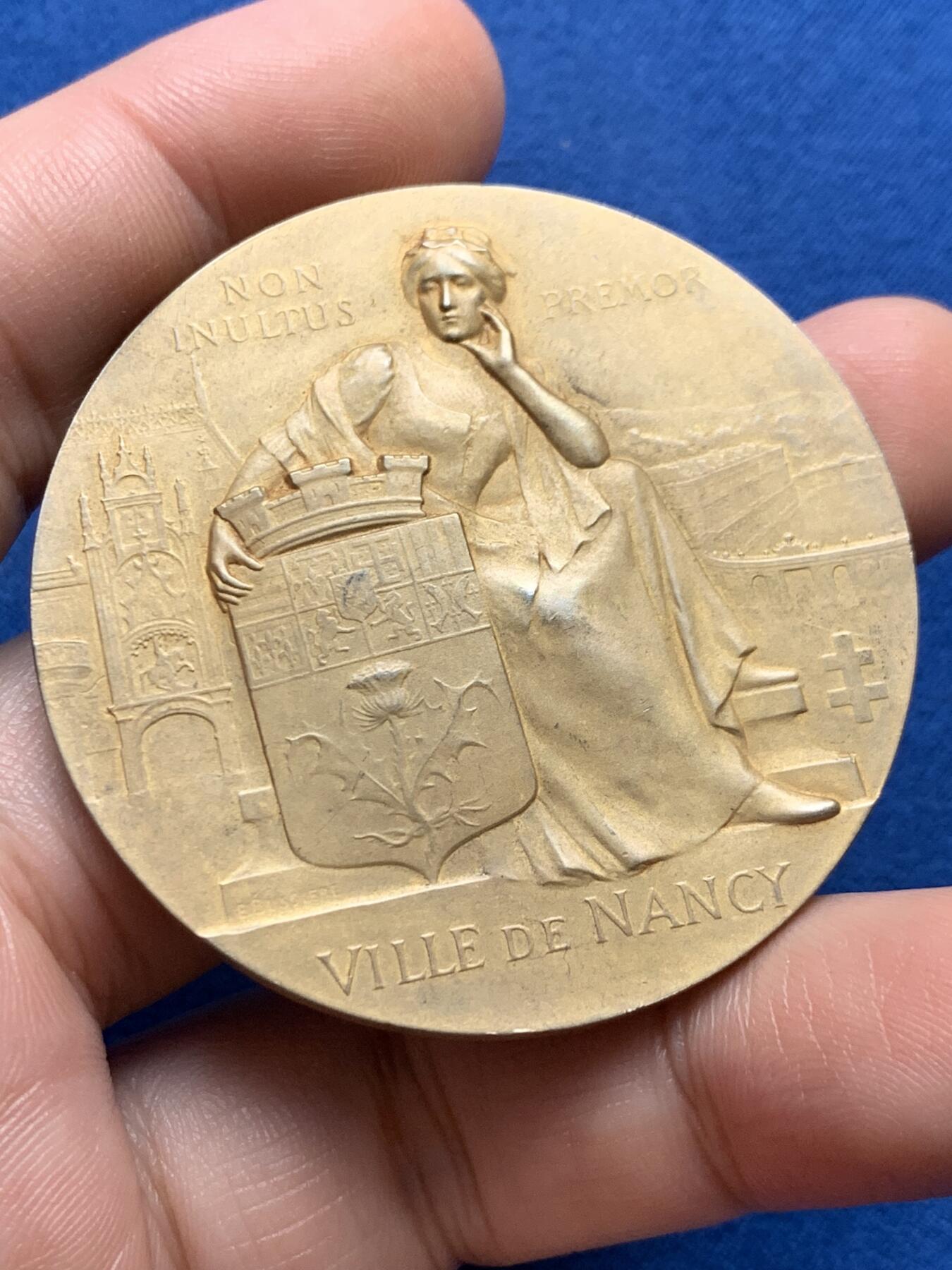 《竞宝斋》第436场 周日，周一2场连拍 （全场包邮） 法国1909年南希世博会纪念镀金大银章 64.3克 49.8mm 带盒 丰饶角1银 盒子背面有有损