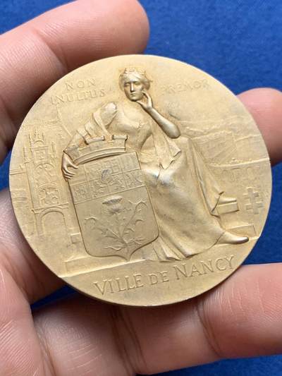 《竞宝斋》第436场 周日，周一2场连拍 （全场包邮） - 法国1909年南希世博会纪念镀金大银章 64.3克 49.8mm 带盒 丰饶角1银 盒子背面有有损