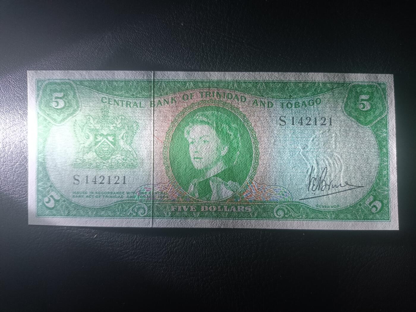 2025十一月第三期，总201期 特立尼达和多巴哥1964版5元UNC-，稀有女王头像序列中高面值，国徽和央行大楼