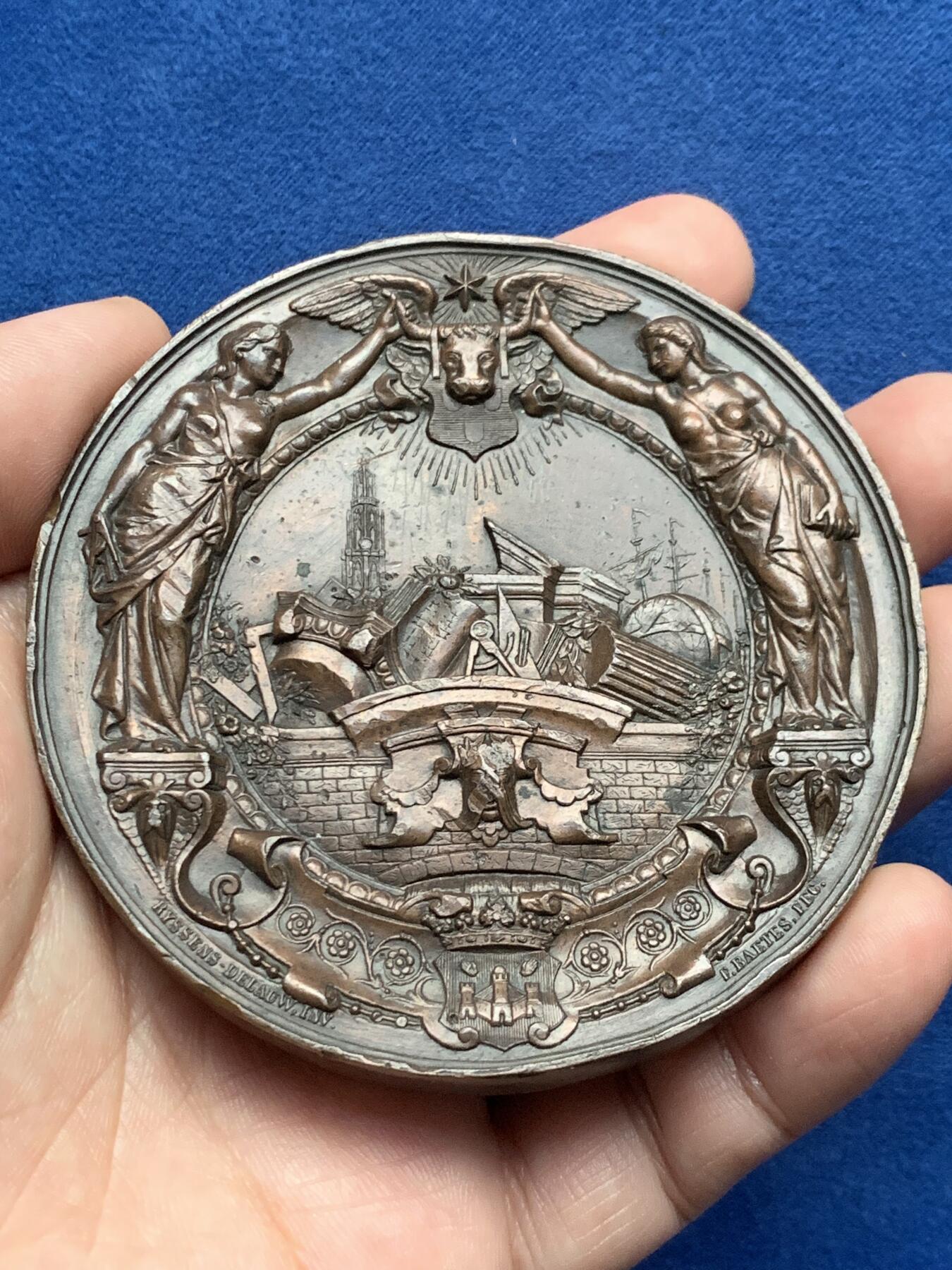 《竞宝斋》第436场 周日，周一2场连拍 （全场包邮） 比利时安特卫普建筑师协会纪念大铜章 233克 79.5mm 、 高浮雕 细节见图