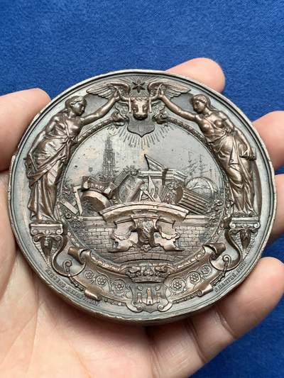 《竞宝斋》第436场 周日，周一2场连拍 （全场包邮） - 比利时安特卫普建筑师协会纪念大铜章 233克 79.5mm 、 高浮雕 细节见图