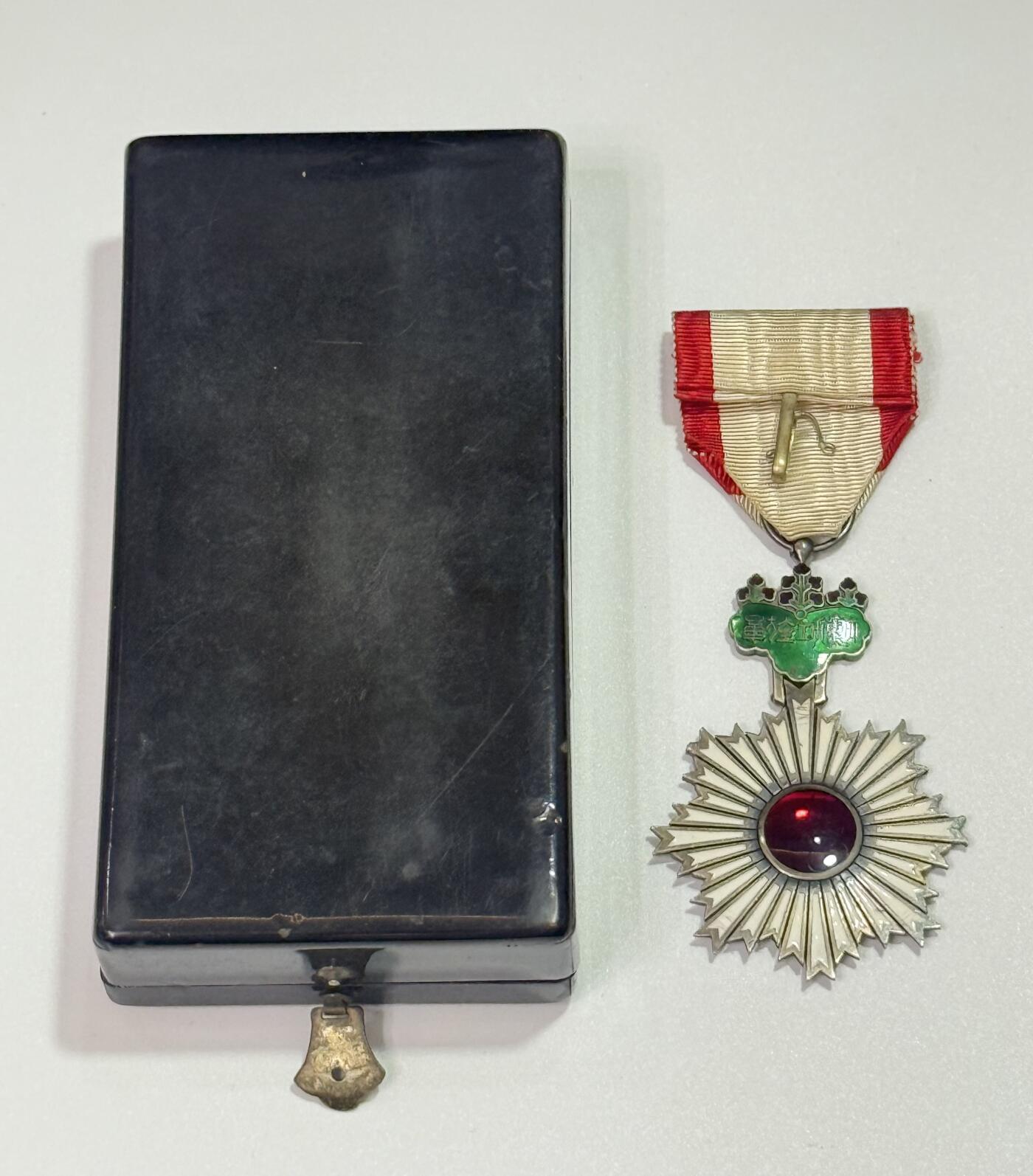 韵星假日精品2025秋季军品类拍卖会-- Rimey Holidays Boutique 2025 Autumn Militaria Sale 勋五等旭日章，明治后期版本，附原盒