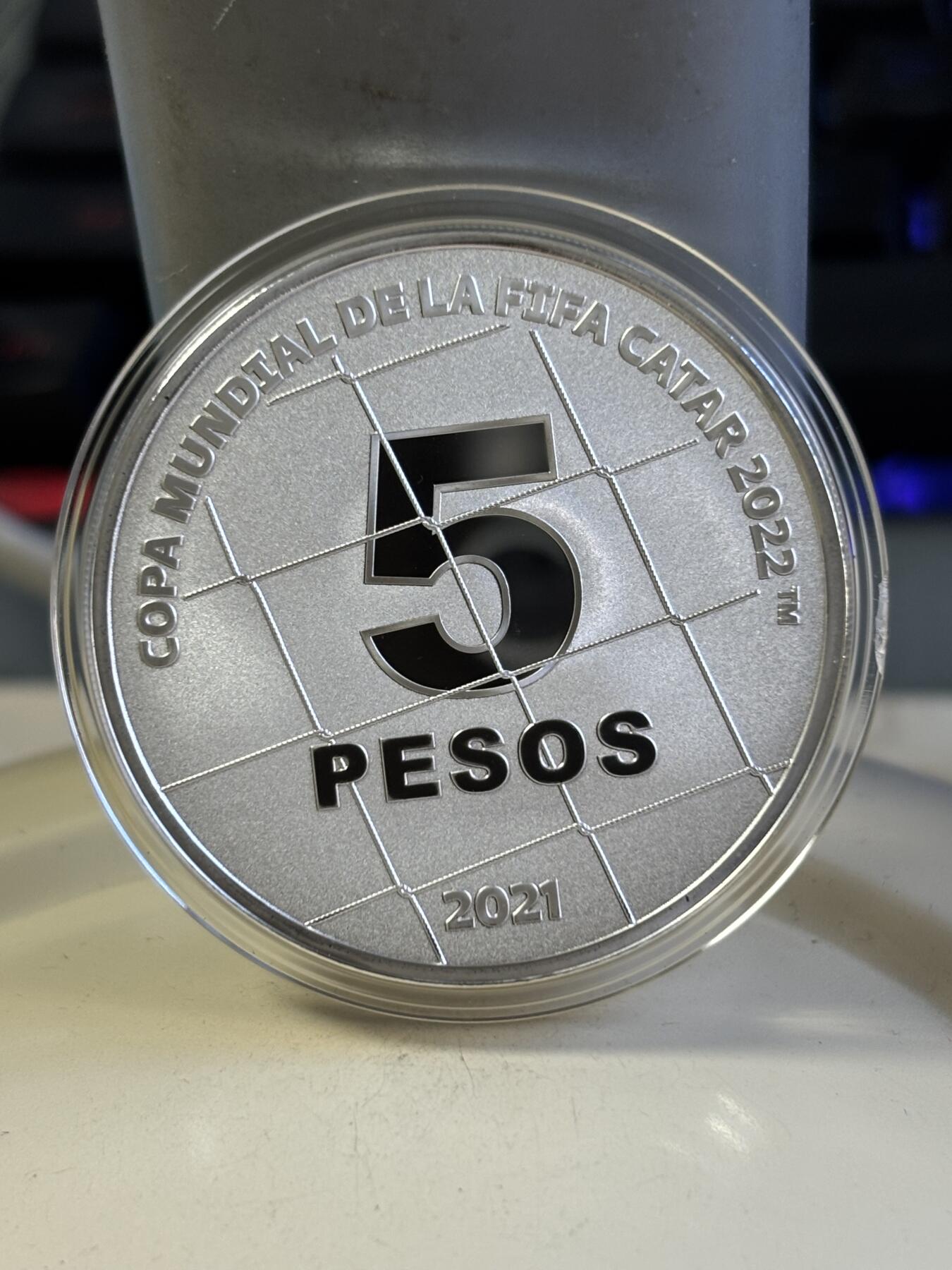 第181期拍卖 阿根廷2021年卡塔尔2022足球世界杯精制纪念银币,925银，27克，发行2500枚，有2点小丝