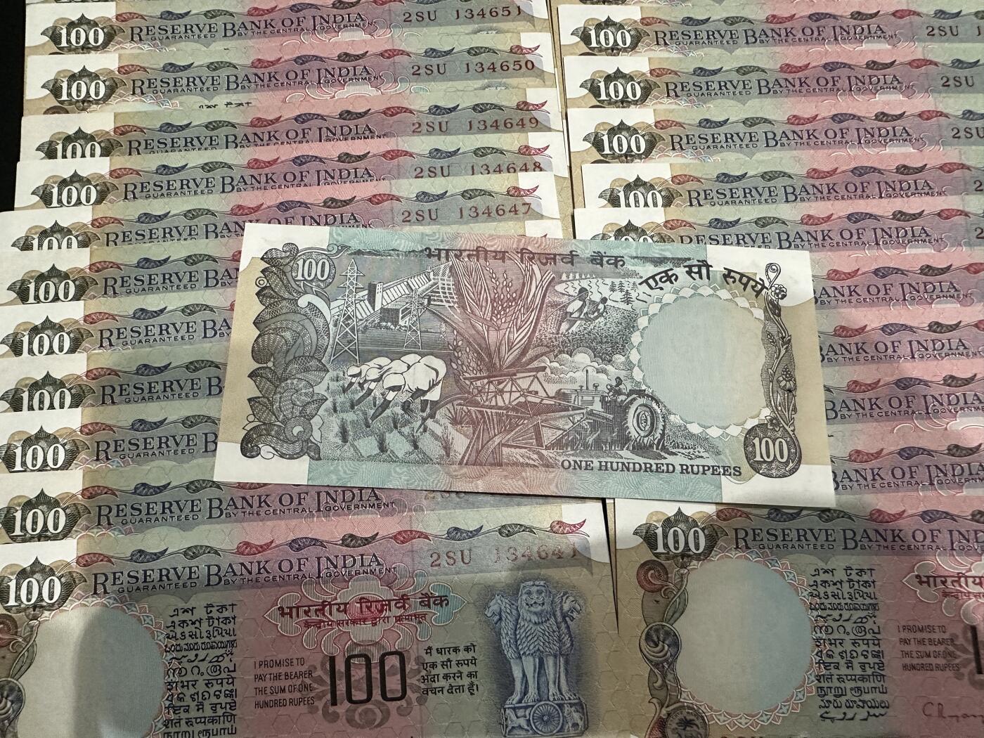 《外钞收藏家》第五百八十三期（精选场）（本期拍品丰富）（本平台长期征集拍品、欢迎藏友们联系合作） 印度100卢比 25张连号 有针孔 角不绝 有几张有黄斑 品相如图