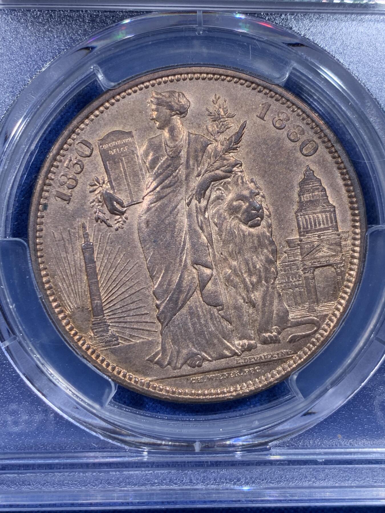 《竞宝斋》第436场 周日，周一2场连拍 （全场包邮） PCGS MS64RB 比利时1880年独立50周年5法郎型铜币 红棕（RB）描述少见。正面是自由女神手持宪法倚靠象征君权的狮子，背面是利奥波德一世二世双头像。珍惜币目录收藏，铜质自然，边缘完整。经典品种，上乘质量，可藏之物。