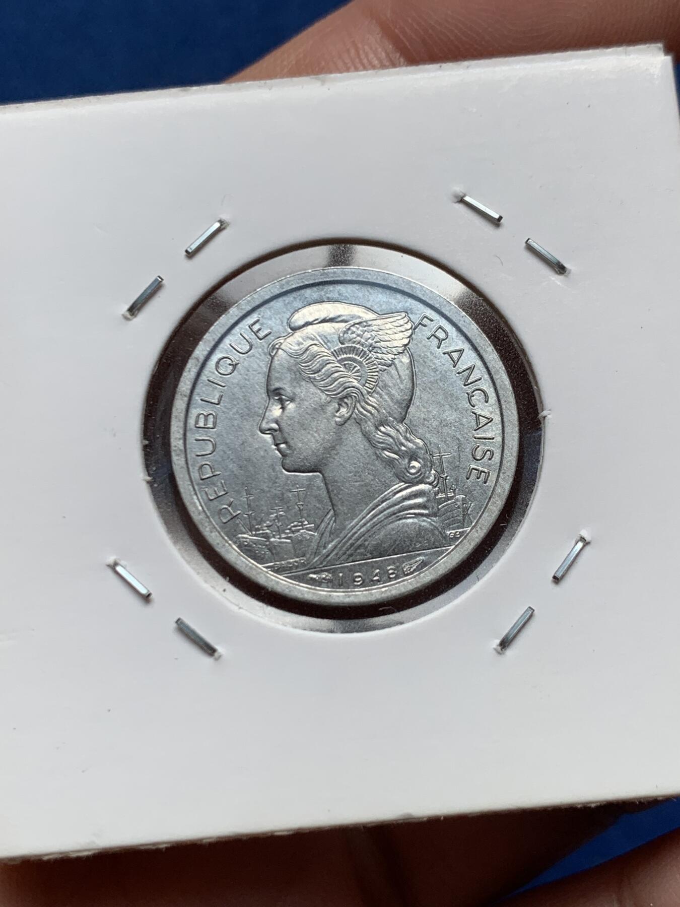 《竞宝斋》第436场 周日，周一2场连拍 （全场包邮） 三枚一组 法属留尼旺1948-55年1、2、5法郎，历七十余年风霜铝币保存不易，这套保存得不错 细节见图