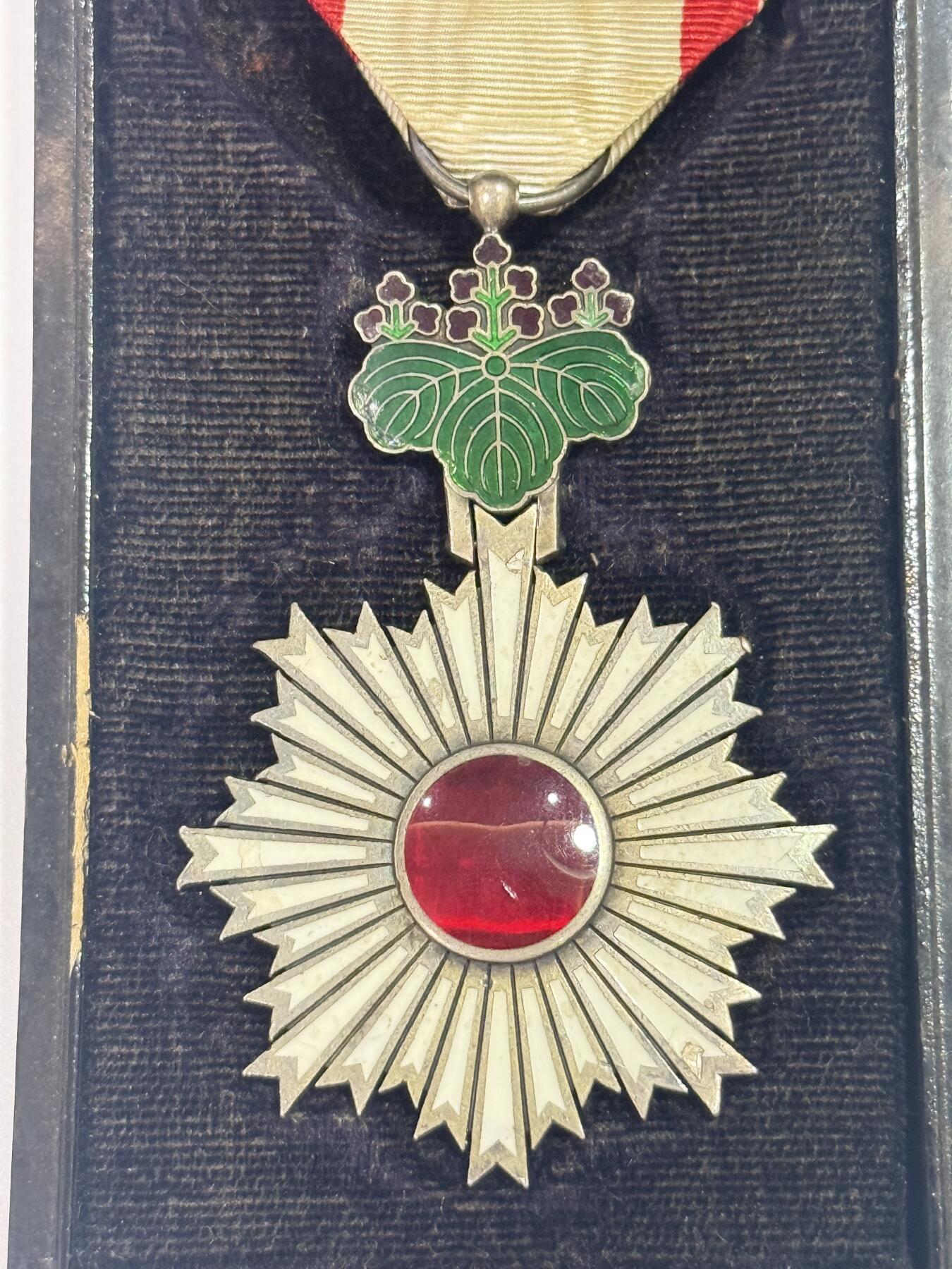 韵星假日精品2025秋季军品类拍卖会-- Rimey Holidays Boutique 2025 Autumn Militaria Sale 勋五等旭日章，明治后期版本，附原盒