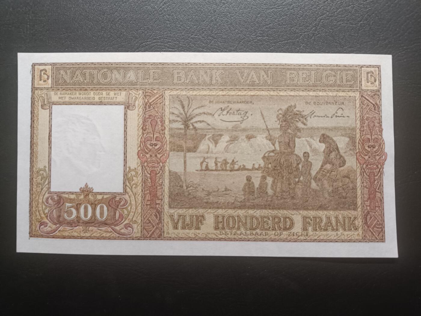 2025十一月第三期，总201期 比利时1945版500法郎UNC-，稀有的战后初版次高面值，正面是利奥波德国王和布鲁塞尔市中心，而背面象征了国王在位的“政绩”之一把刚果纳入自己的殖民地（但利奥波德在刚果的统治以残暴著称）