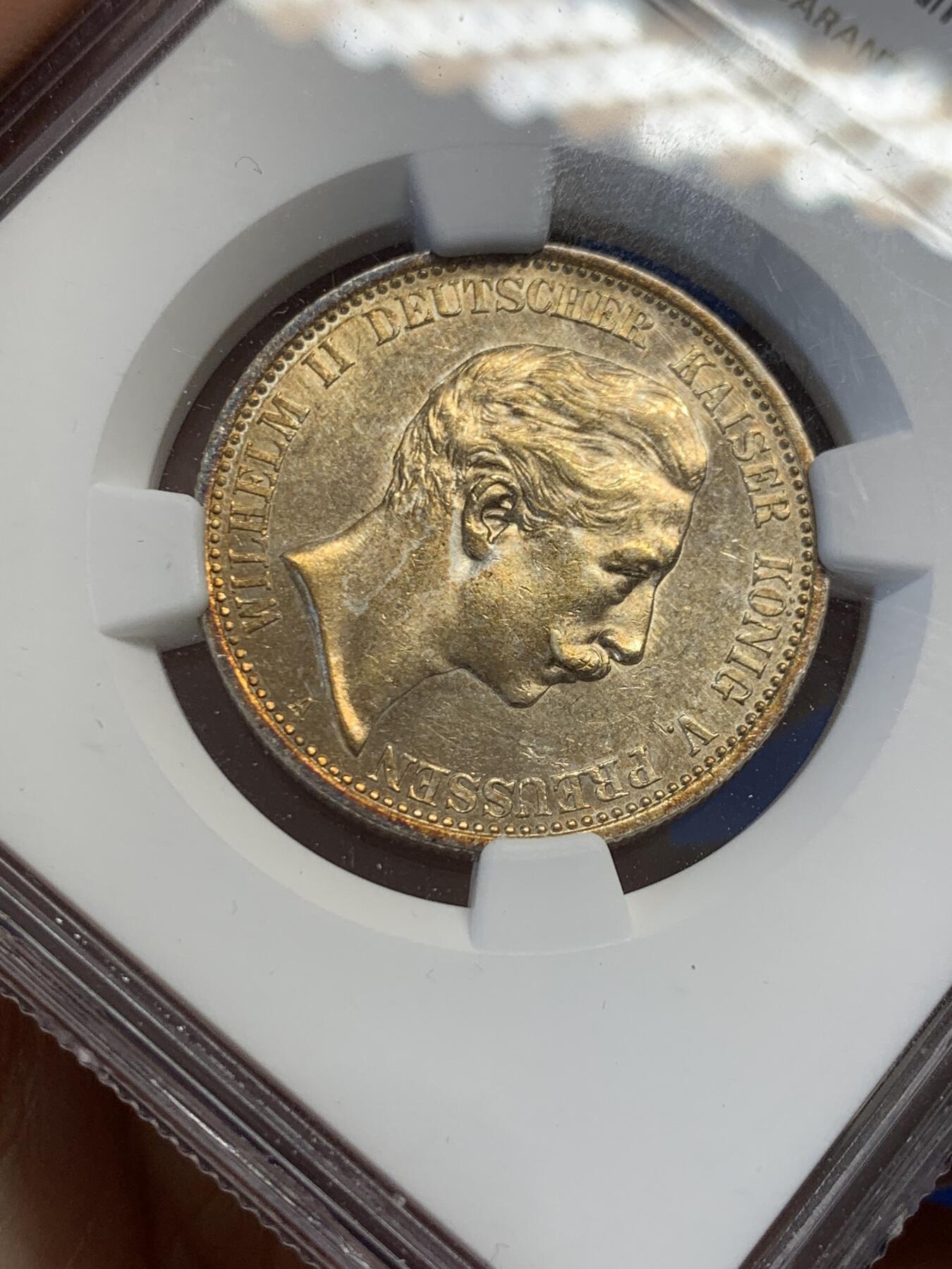 《竞宝斋》第436场 周日，周一2场连拍 （全场包邮） NGC AU58 德国普鲁士1905年威廉二世2马克 正面炫目金色包浆 仿佛镀金