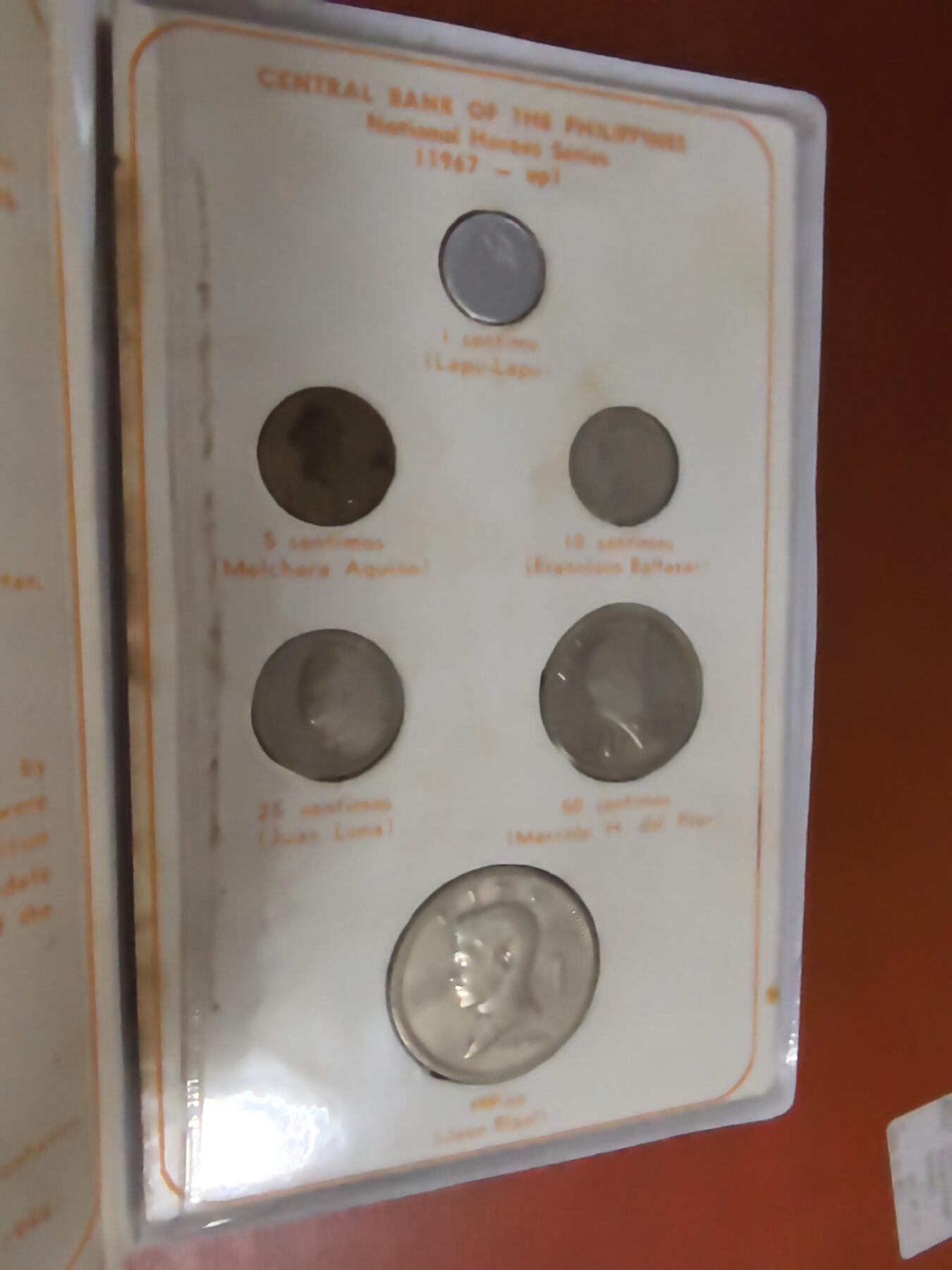 长老汇蛇年精选第七十二场拍卖 196x-197x菲律宾旅游纪念币册两本，共18枚流通币