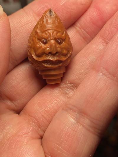 大佬都在看的苏工核雕捡漏价 - 福利苏工核雕，纯手工雕刻，老苏工铁核钟馗伏魔三通，个性十足，等待有缘人，市场无同款，尺寸1。88x3.0喜欢的来