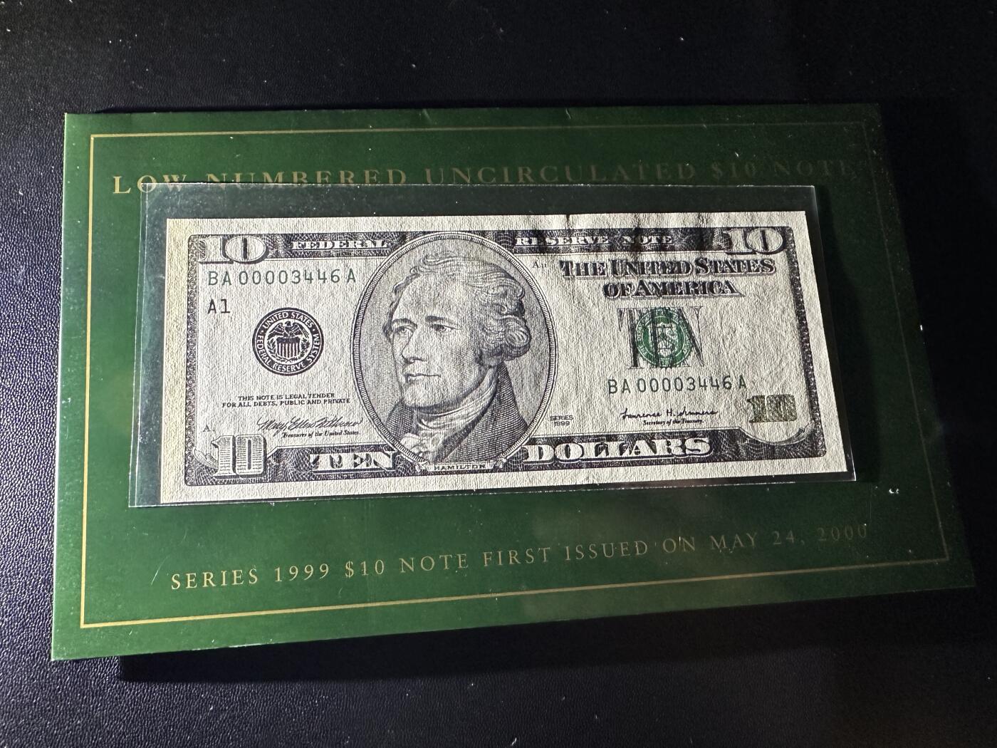 《外钞收藏家》第五百八十三期（精选场）（本期拍品丰富）（本平台长期征集拍品、欢迎藏友们联系合作） 1999年首发10美元稀有千位号（另附一张近代美元发行年表） 原装册子 全新但有潮斑