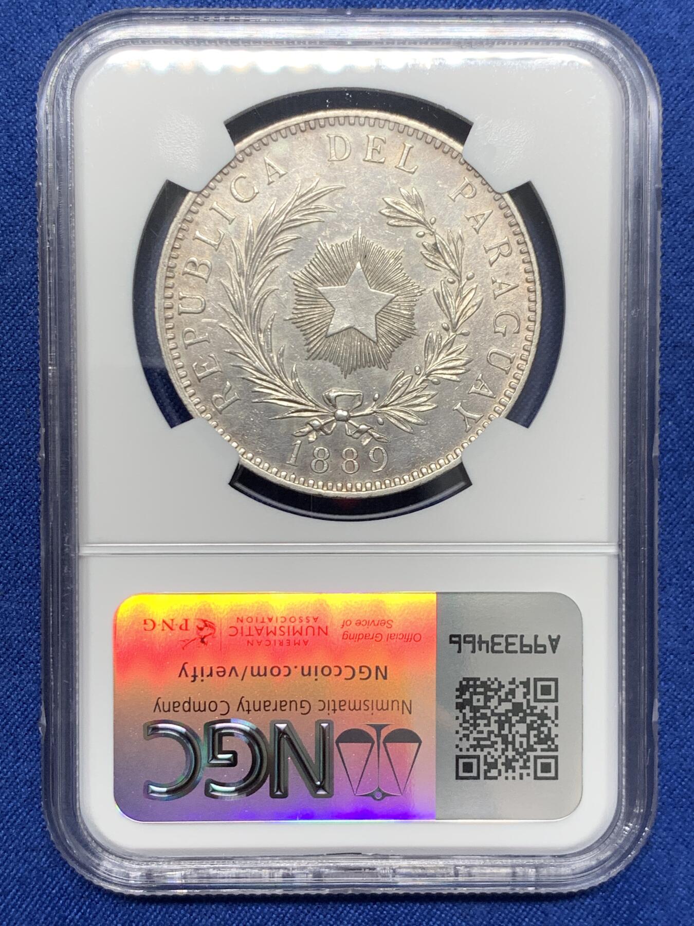 《竞宝斋》第436场 周日，周一2场连拍 （全场包邮） NGC UNCD 巴拉圭1889年雄狮1比索大银币，正面图为一头卷毛雄狮蹲坐守卫着自由之竿和自由之帽，反面图中间有一枚光芒四射的五角星，以此纪念1811年5月摆脱西班牙殖民统治获得独立。