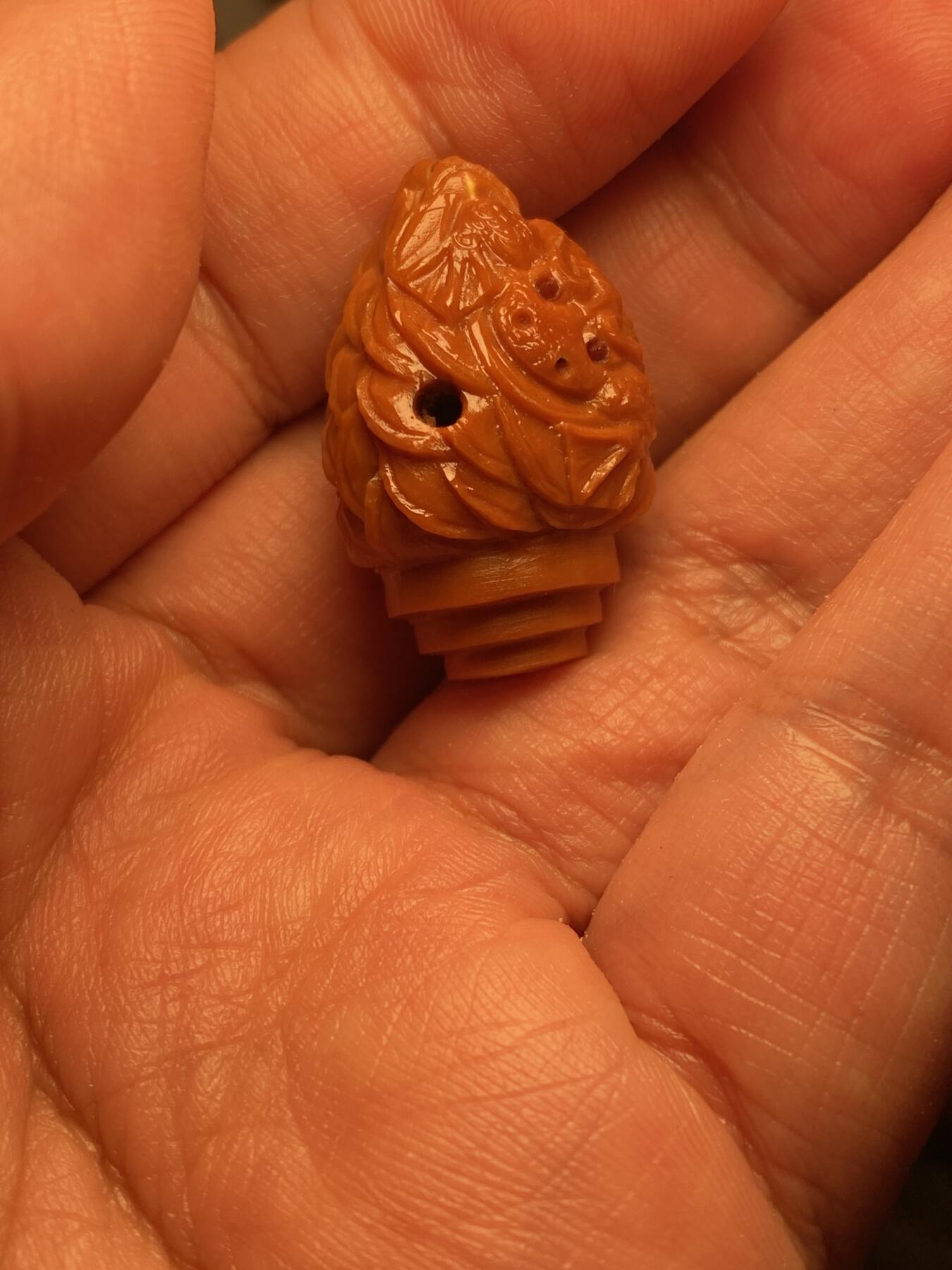 大佬都在看的苏工核雕捡漏价 福利苏工核雕，纯手工雕刻，老苏工铁核招财进宝，金蟾三通，个性十足，等待有缘人，市场无同款，尺寸1。95x2。9喜欢的来