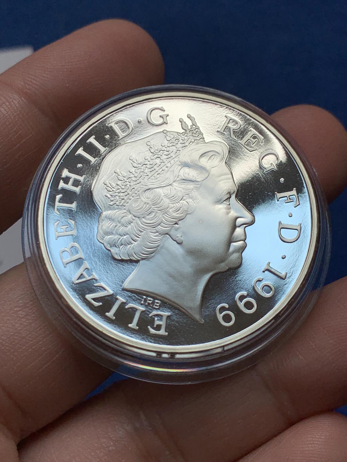 《竞宝斋》第436场 周日，周一2场连拍 （全场包邮） 英国1999年5英镑精制银币 千禧年 28.28克 999银 发行量：最大1万 带盒证