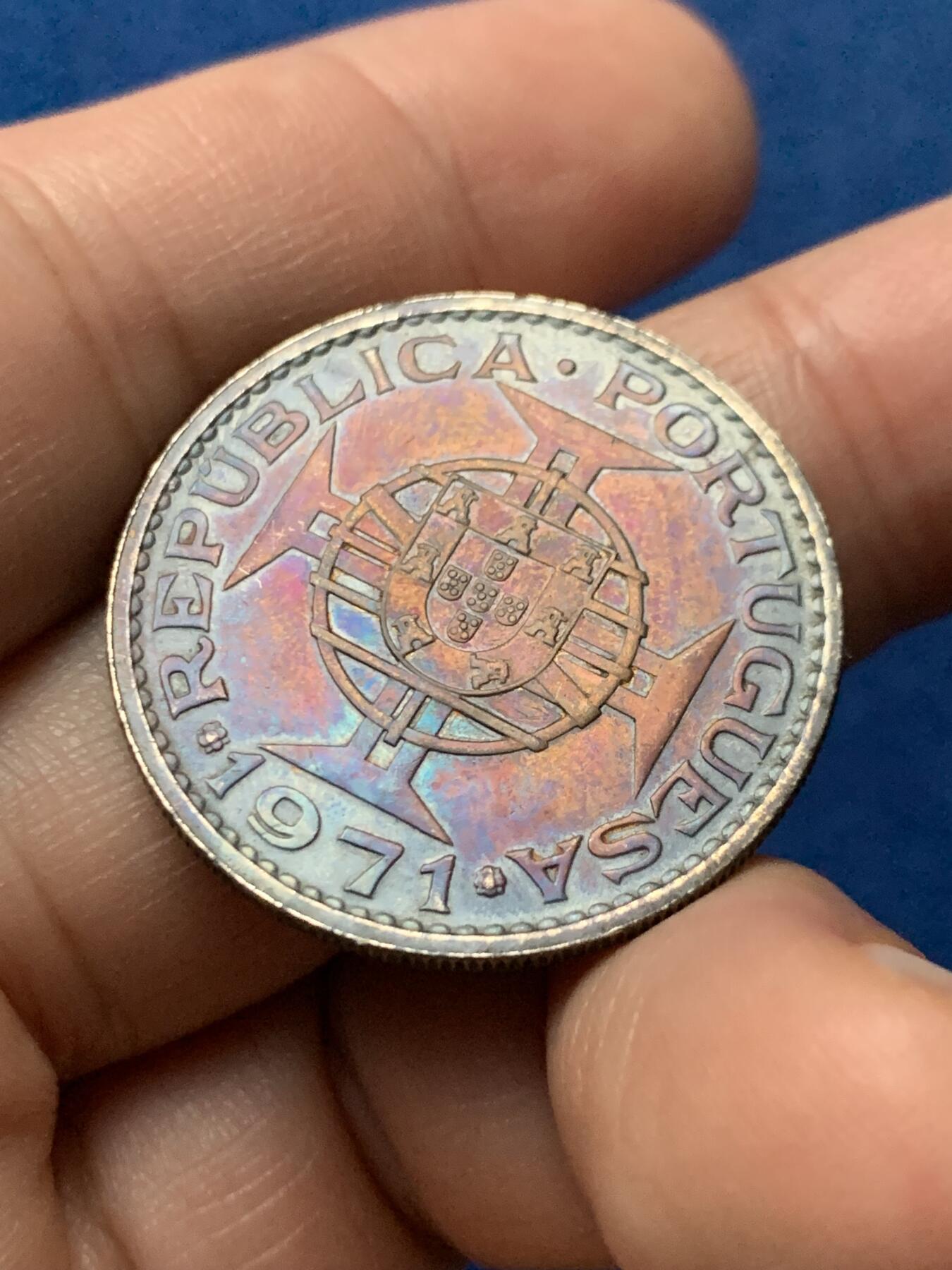 《竞宝斋》第436场 周日，周一2场连拍 （全场包邮） 澳门1971年五元银币，少见玫瑰金偏两彩氧化美品