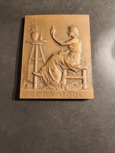 老王徽章第162期 - 法国陶瓷工业联合会方形大铜章     大师普鲁多姆作品     尺寸65×48mm.   重量112.2g