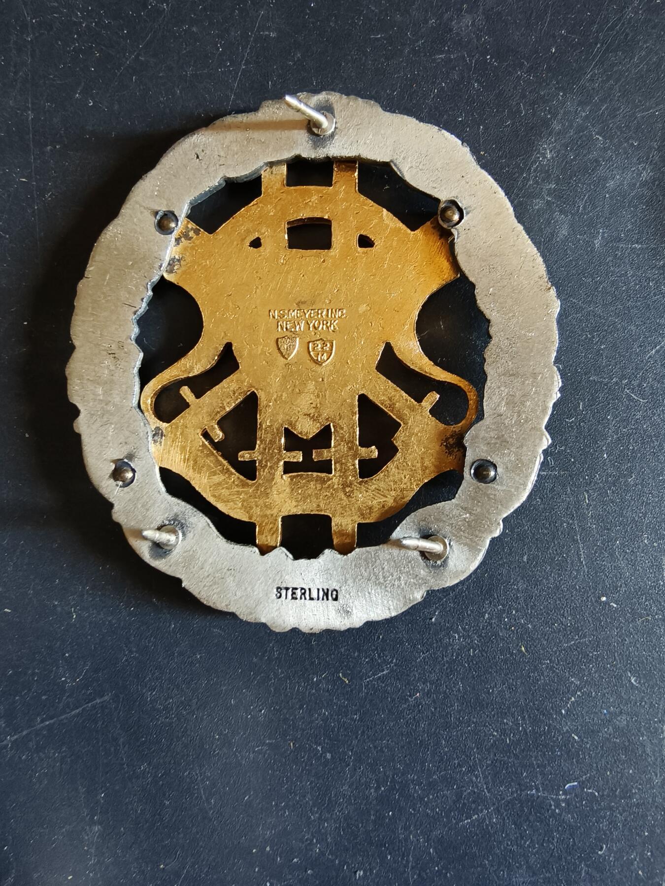 老王徽章第162期 美国参谋长联席会议证章 梅耶厂厂标 925银镀金珐琅材质 尺寸50×55mm. 重量36.4g