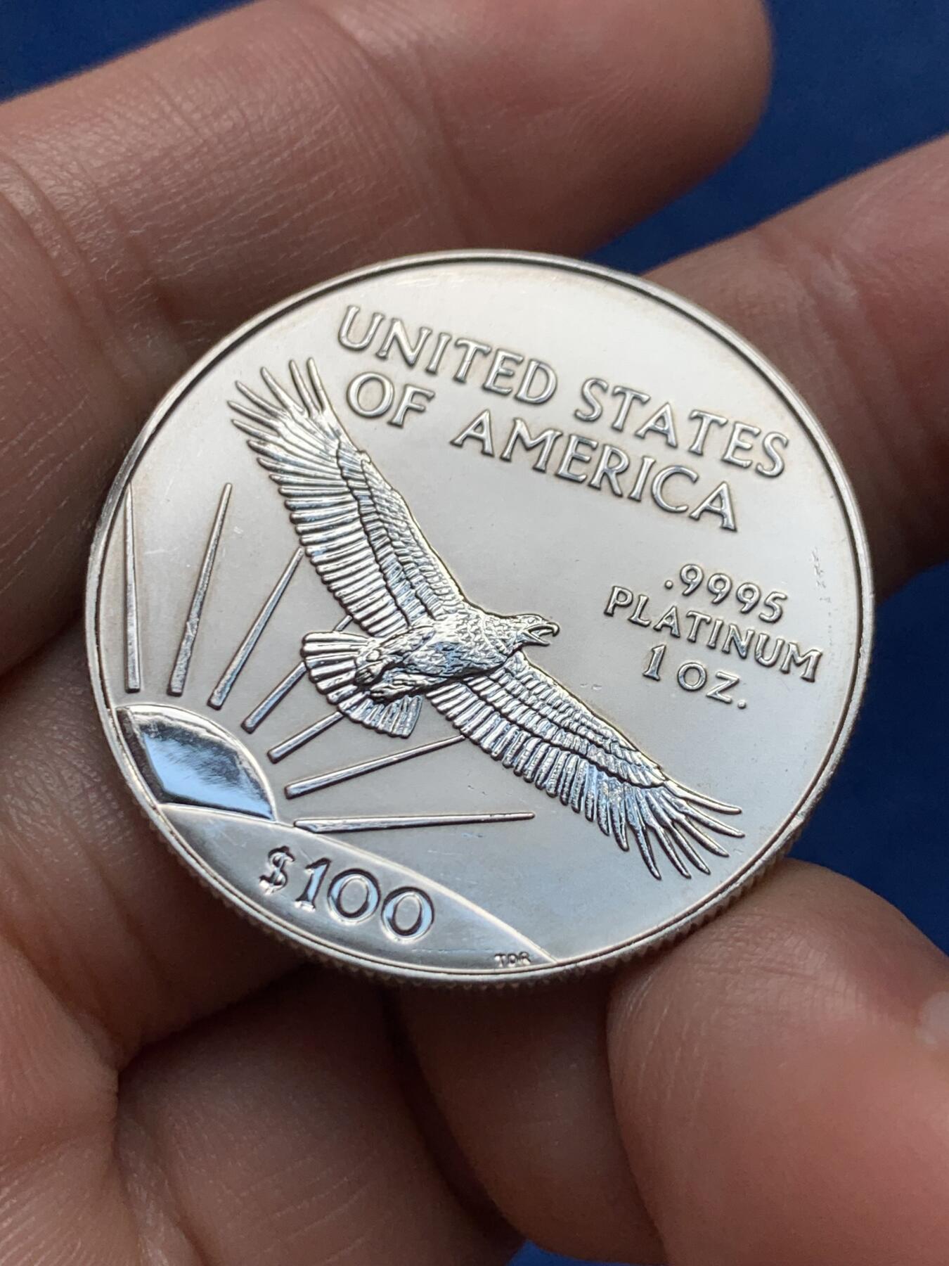 《竞宝斋》第436场 周日，周一2场连拍 （全场包邮） 1998年美国100元1盎司鹰扬普制铂金币，1盎司9995铂金，美国最大面值硬币，品相极佳。自由女神和展翅雄鹰的设计大气经典，早期普制部分图案抛光，比后来版本更有层次感。