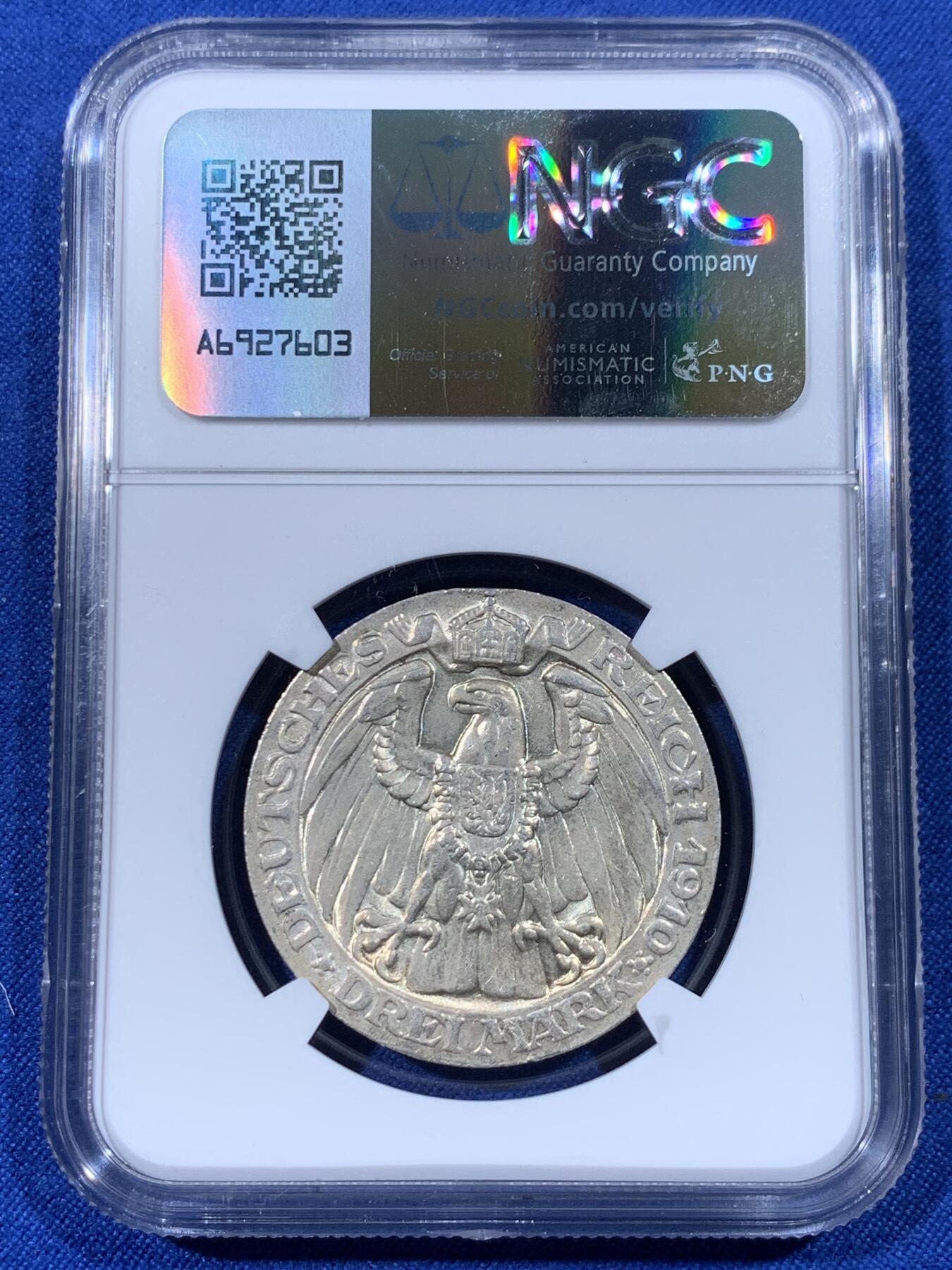 《竞宝斋》第436场 周日，周一2场连拍 （全场包邮） NGC MS63 德国1910年普鲁士王国柏林大学建成一百周年3马克银币，原汁原味老包浆，包浆醇厚浓郁，状态极佳。