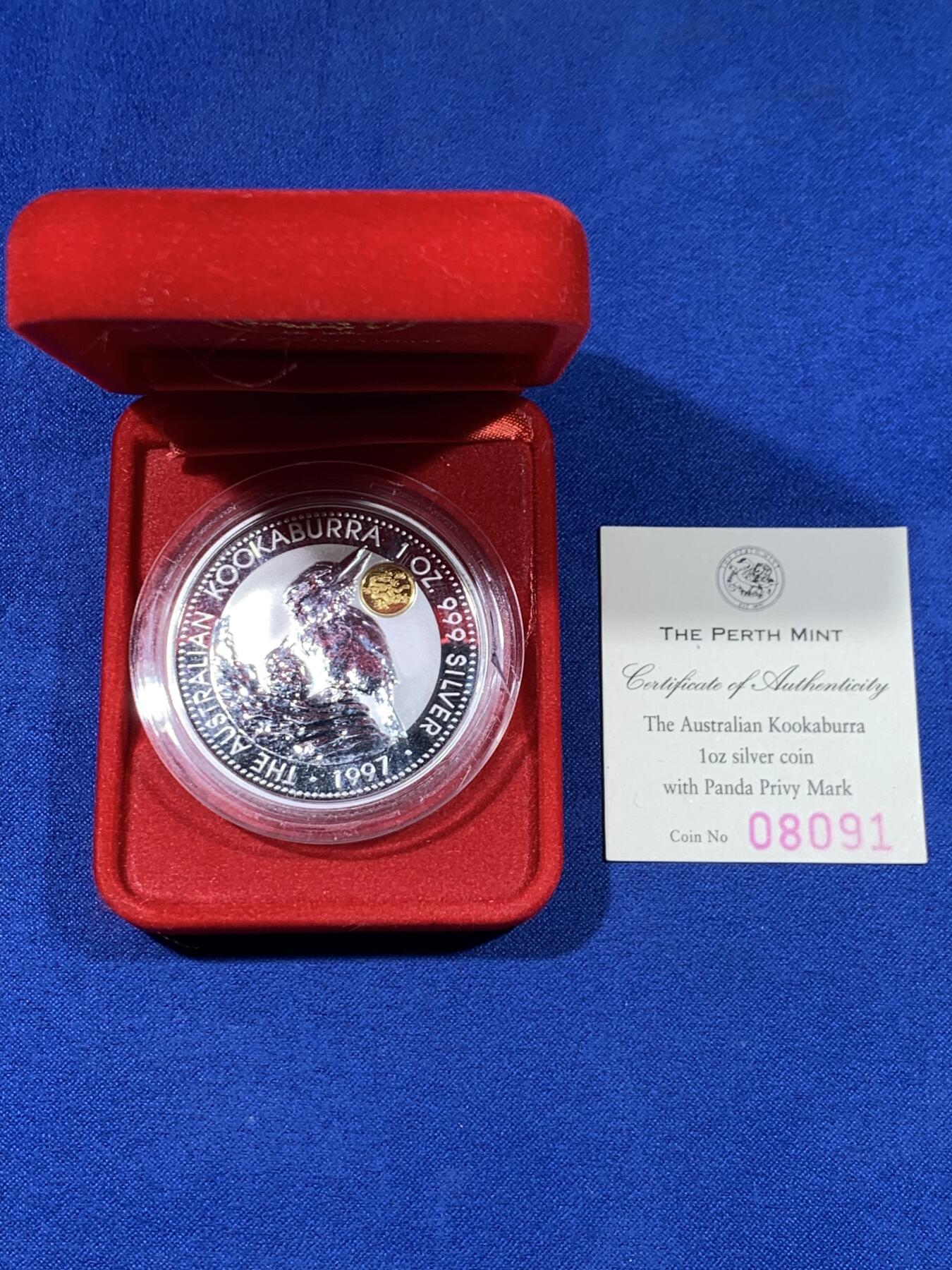 《竞宝斋》第436场 周日，周一2场连拍 （全场包邮） 澳大利亚 1997年 笑翠鸟 中国龙镶嵌银币，每枚含纯银1盎司999银，镶嵌部分重约0.5克黄金，发行1.5万枚，为上海国际钱币展而发行，带红盒。