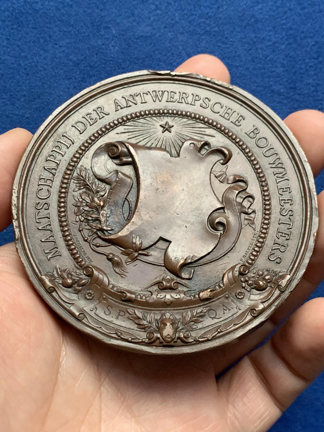 《竞宝斋》第436场 周日，周一2场连拍 （全场包邮） 比利时安特卫普建筑师协会纪念大铜章 233克 79.5mm 、 高浮雕 细节见图