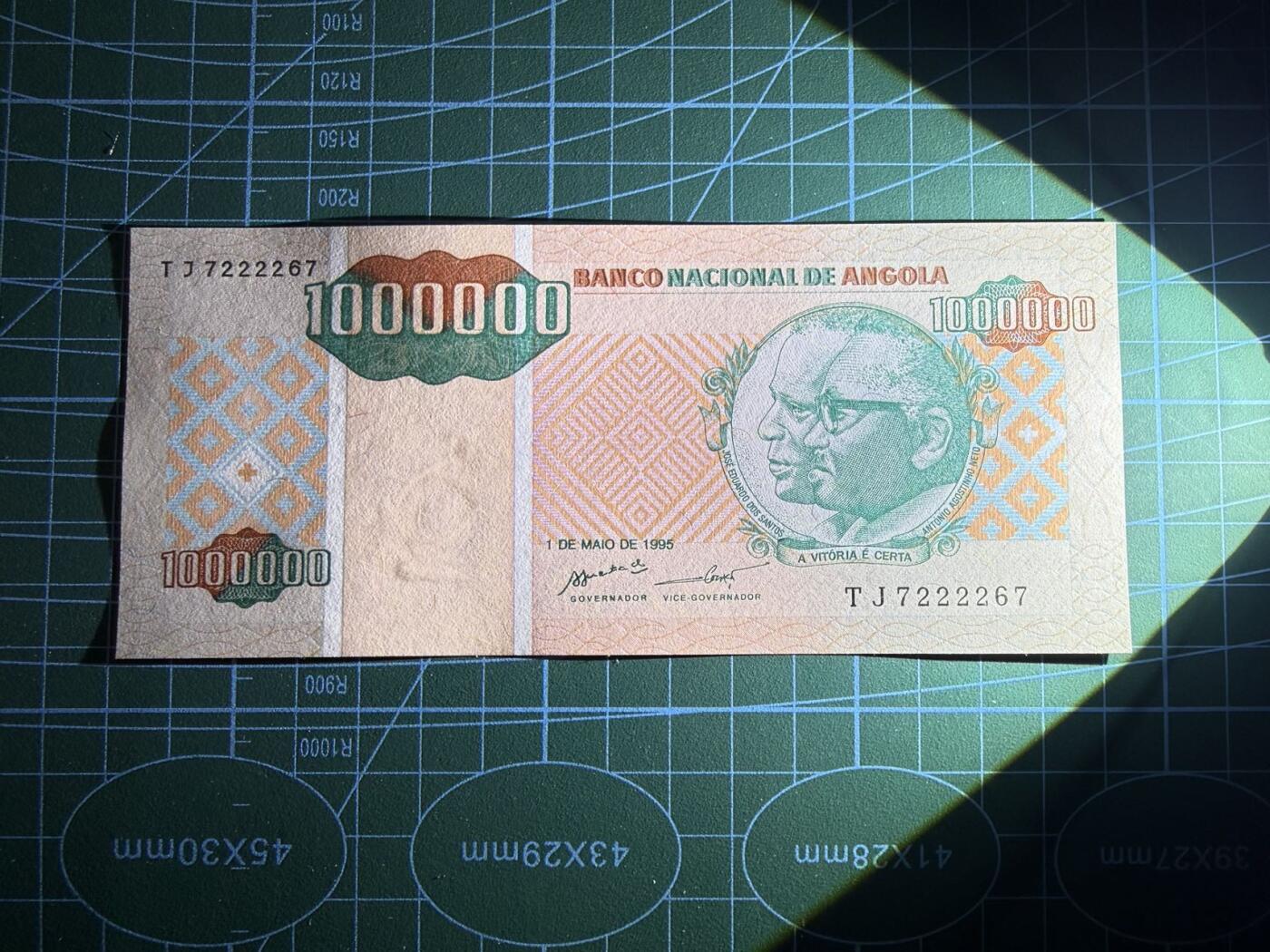 【炜奕收藏】，第五十期 1995年安哥拉100万宽扎，UNC品相，中夹狮子号