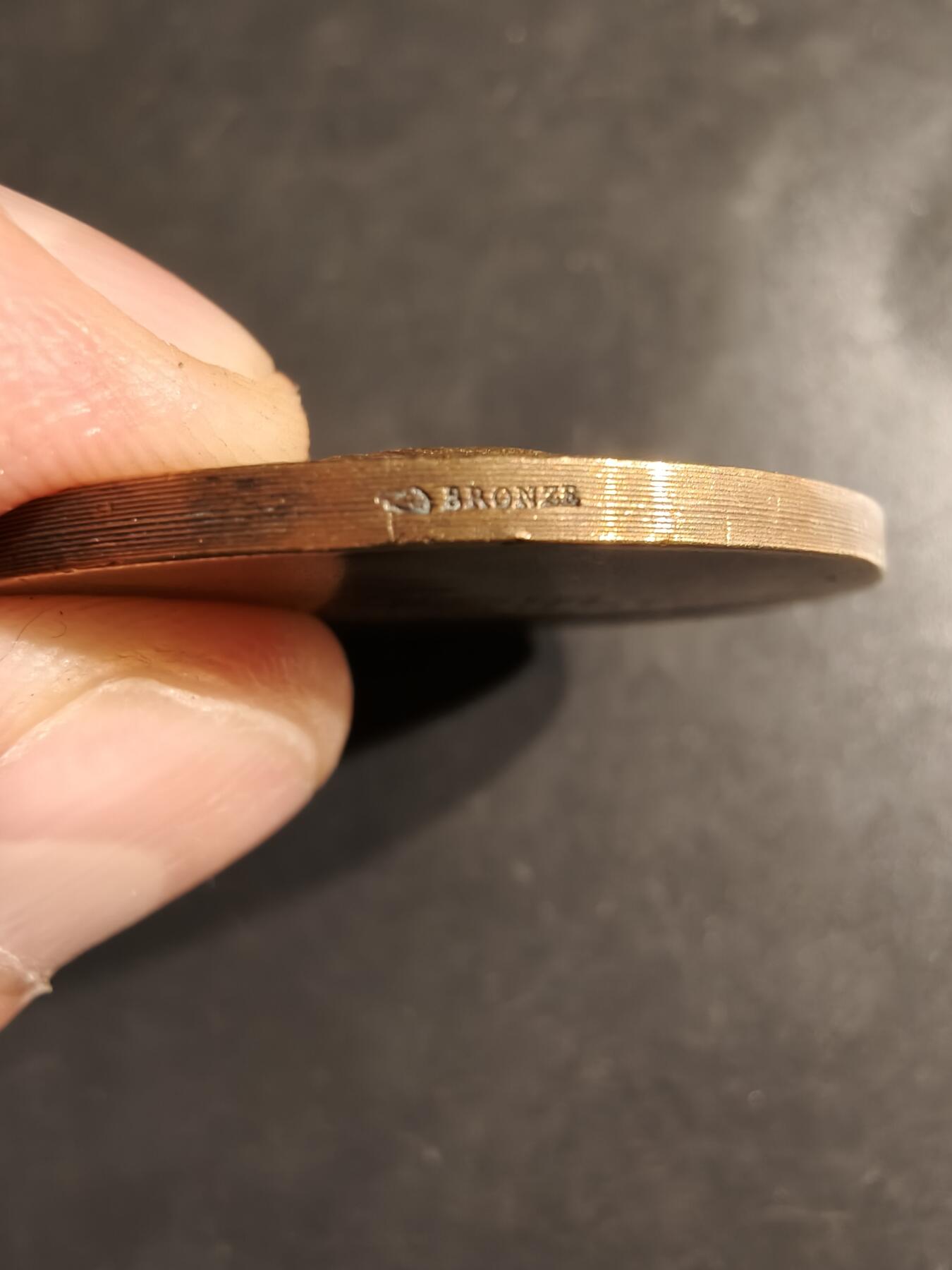 老王徽章第162期  法国海军“图尔维尔”号巡洋舰大铜章     “图尔维尔”号是法国海军的一艘重型巡洋舰，于1926年下水，1928年服役。 该舰以法国海军上将安妮·伊拉里翁·德·图尔维尔（Anne Hilarion de Tourville）命名。 该舰在二战期间主要在地中海和印度洋服役，并于1963年退役。   高浮雕     直径41mm.    重量36.1g