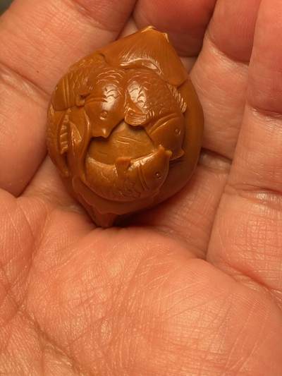 大佬都在看的苏工核雕捡漏价 - 福利苏工核雕，纯手工九鲤戏荷大单件，个性十足，等待有缘人，市场少见尺寸2。75x3.5喜欢的来