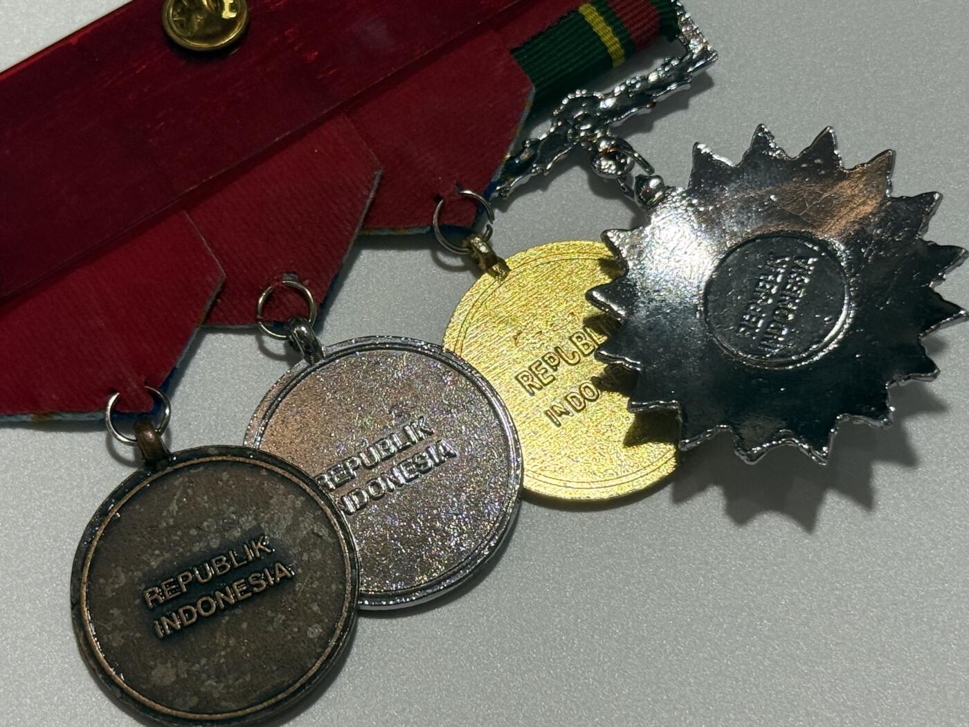 韵星假日精品2025秋季军品类拍卖会-- Rimey Holidays Boutique 2025 Autumn Militaria Sale  印度尼西亚4r联排--三级卡蒂卡挨卡拉克西（三军团结）之星勋章，金银铜三级国防军优秀服务奖章