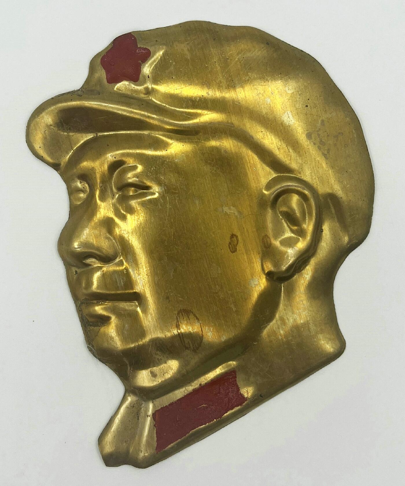 2025年伟人像章秋季专场拍卖会 金色侧面像 军帽 红色珐琅五角星帽徽领章 三枚 9.8cm×8.15cm×3