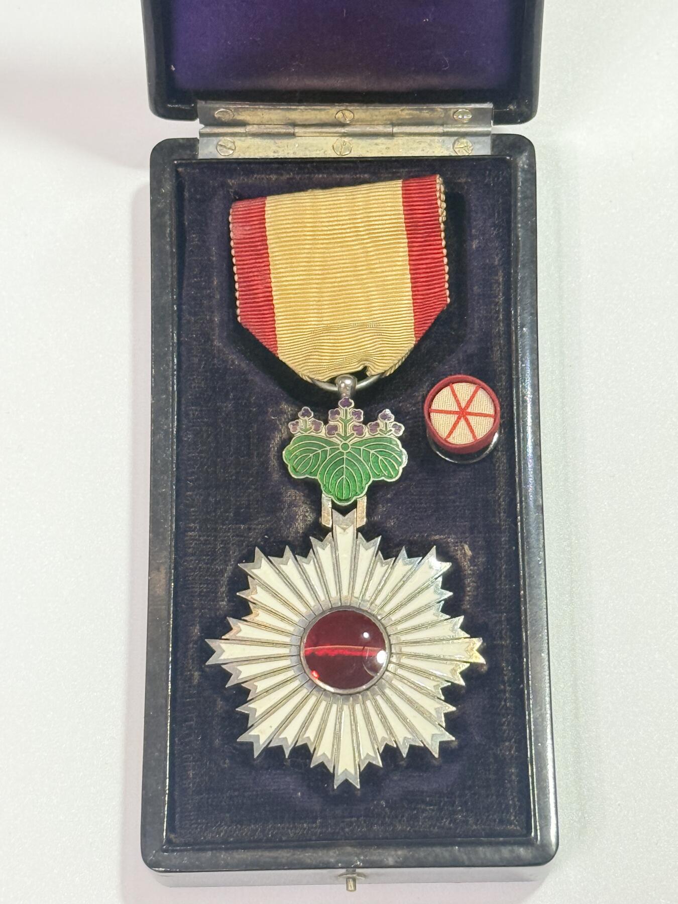 韵星假日精品2025秋季军品类拍卖会-- Rimey Holidays Boutique 2025 Autumn Militaria Sale 勋六等旭日章，明治后期版本，盒略齐全