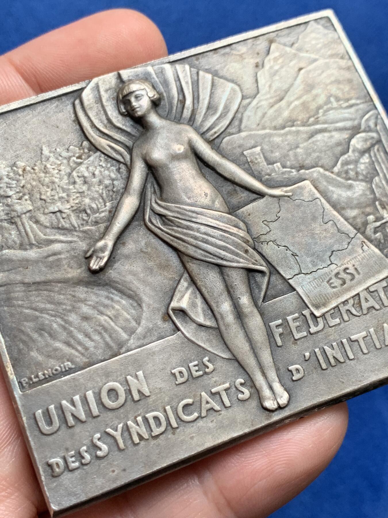 《竞宝斋》第436场 周日，周一2场连拍 （全场包邮） 法国旅游联盟联合会镀银大铜章 147.3克 71*61.5mm 三角铜标 带原盒