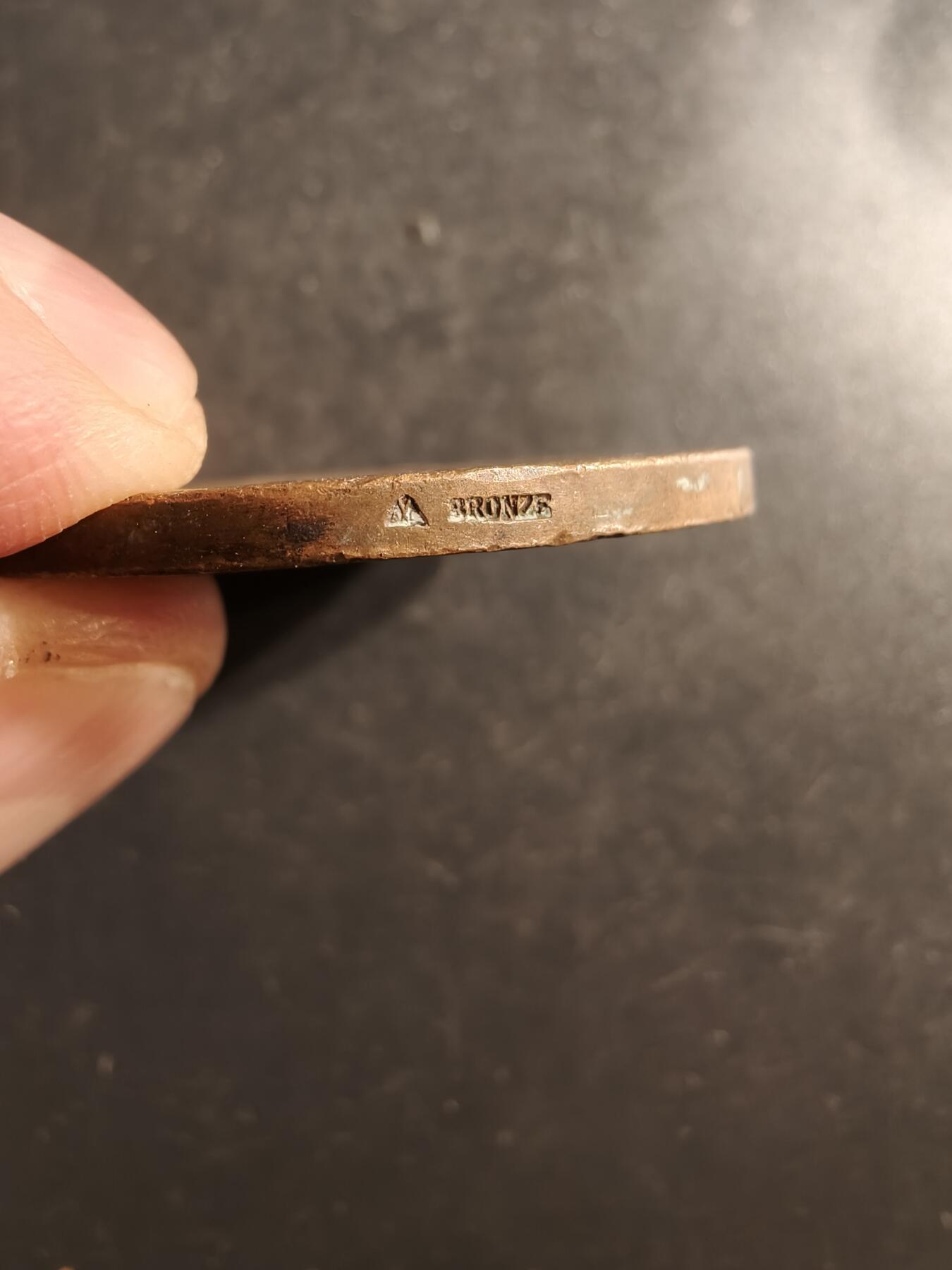 老王徽章第162期 法国鲁昂射击协会大铜章     直径41mm.    重量31g