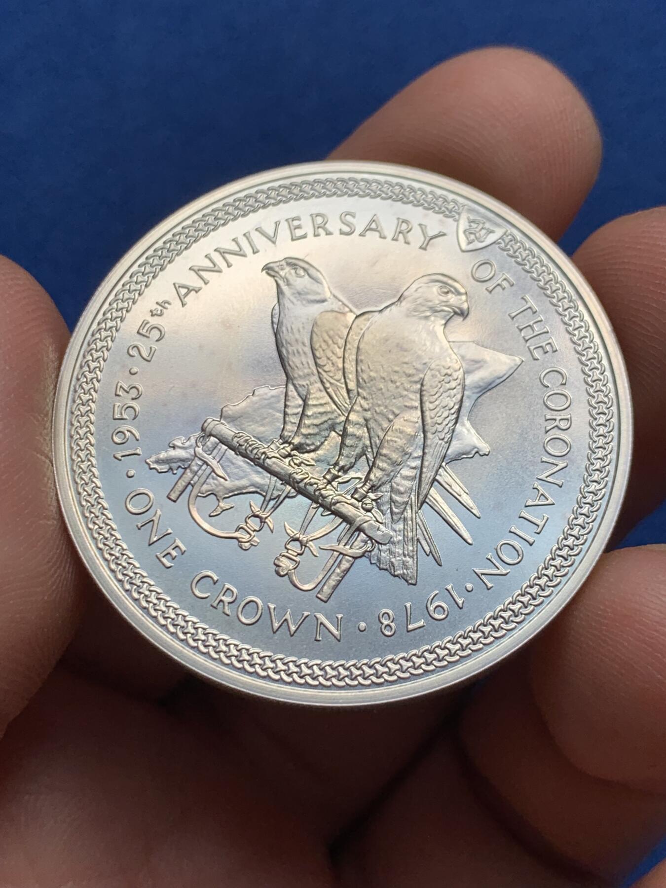 《竞宝斋》第436场 周日，周一2场连拍 （全场包邮） 马恩岛1978年伊丽莎白二世女王加冕25周年1克朗银币 带盒