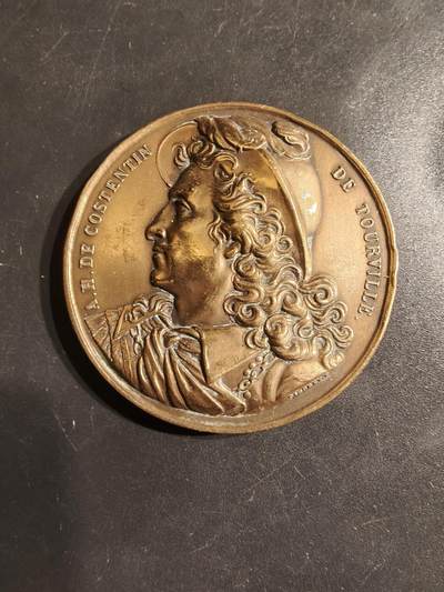 老王徽章第162期 -  法国海军“图尔维尔”号巡洋舰大铜章     “图尔维尔”号是法国海军的一艘重型巡洋舰，于1926年下水，1928年服役。 该舰以法国海军上将安妮·伊拉里翁·德·图尔维尔（Anne Hilarion de Tourville）命名。 该舰在二战期间主要在地中海和印度洋服役，并于1963年退役。   高浮雕     直径41mm.    重量36.1g