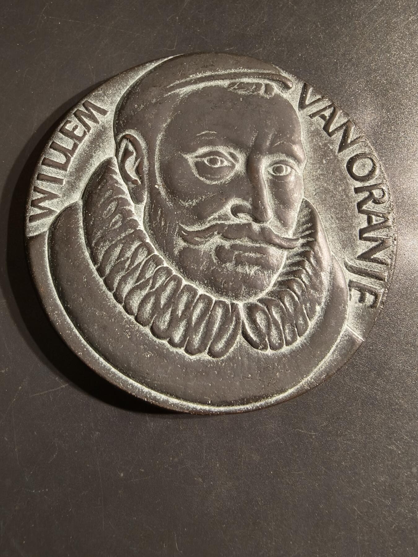 老王徽章第162期 荷兰1575年莱顿围城战大铜章     正面为奥伦治亲王     直径88mm.    重量387.8g