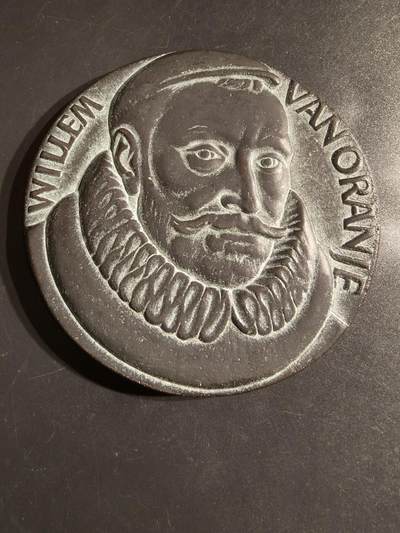 老王徽章第162期 - 荷兰1575年莱顿围城战大铜章     正面为奥伦治亲王     直径88mm.    重量387.8g