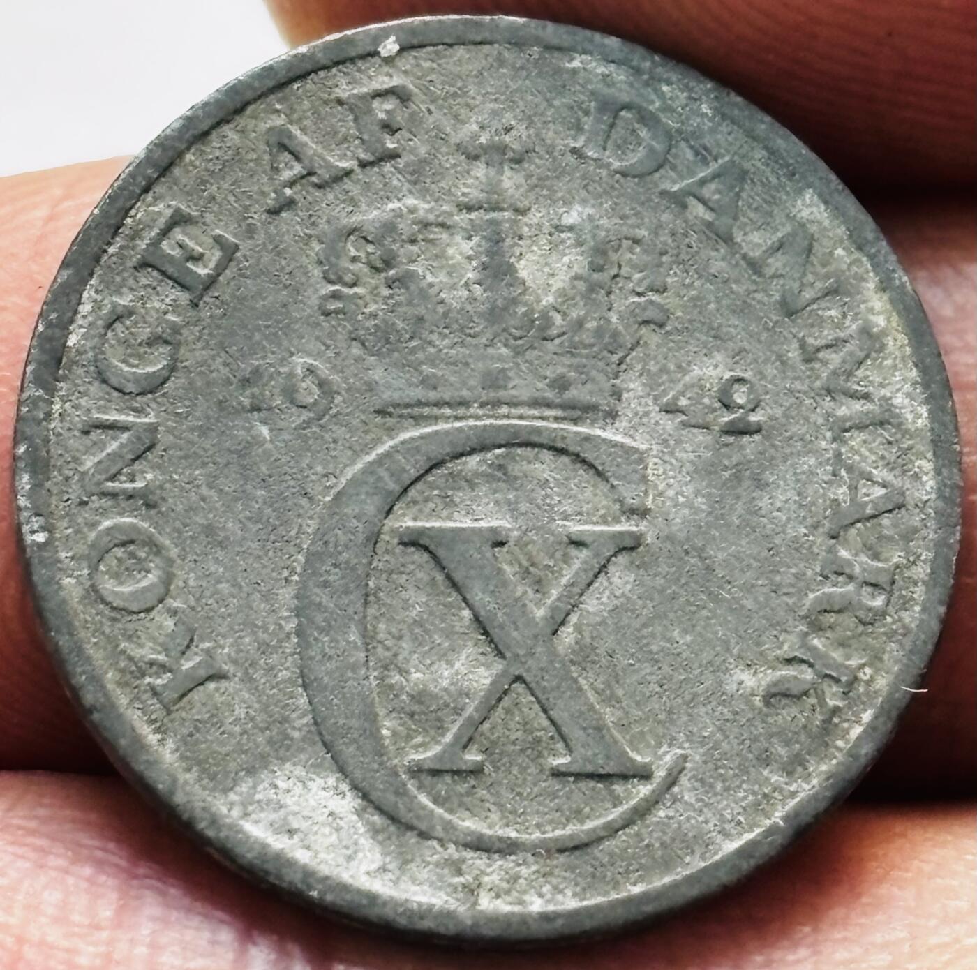 文馨钱币收藏第 280 场， 长期接收代拍品 少见 1942 年丹麦克里斯蒂安十世时期 2 欧尔锌币