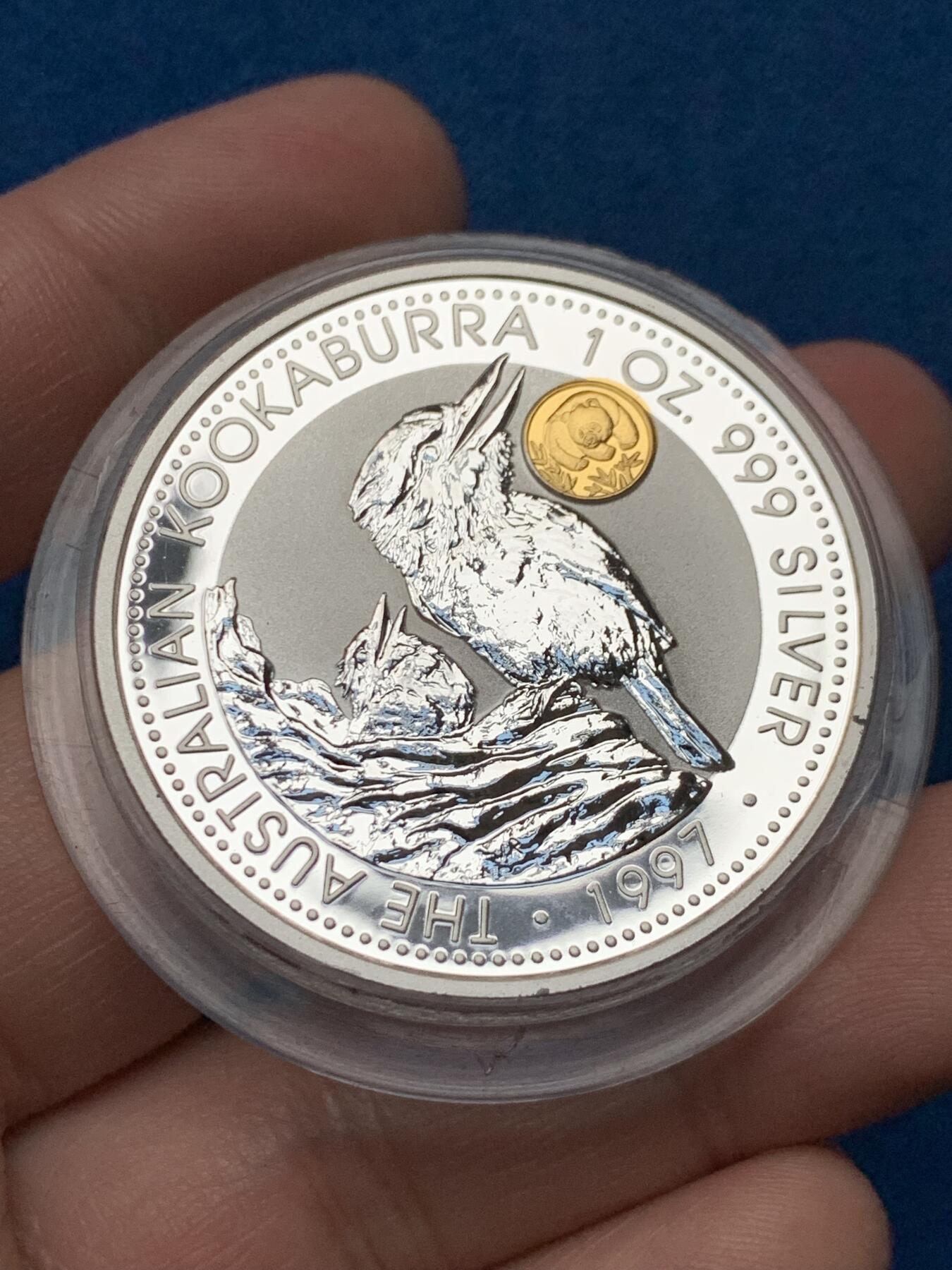 《竞宝斋》第436场 周日，周一2场连拍 （全场包邮） 澳大利亚 1997年 笑翠鸟 熊猫镶嵌银币 含纯银1盎司999银，镶嵌部分重约0.5克黄金，发行1.5万枚，为上海国际钱币展而发行，细节见图。