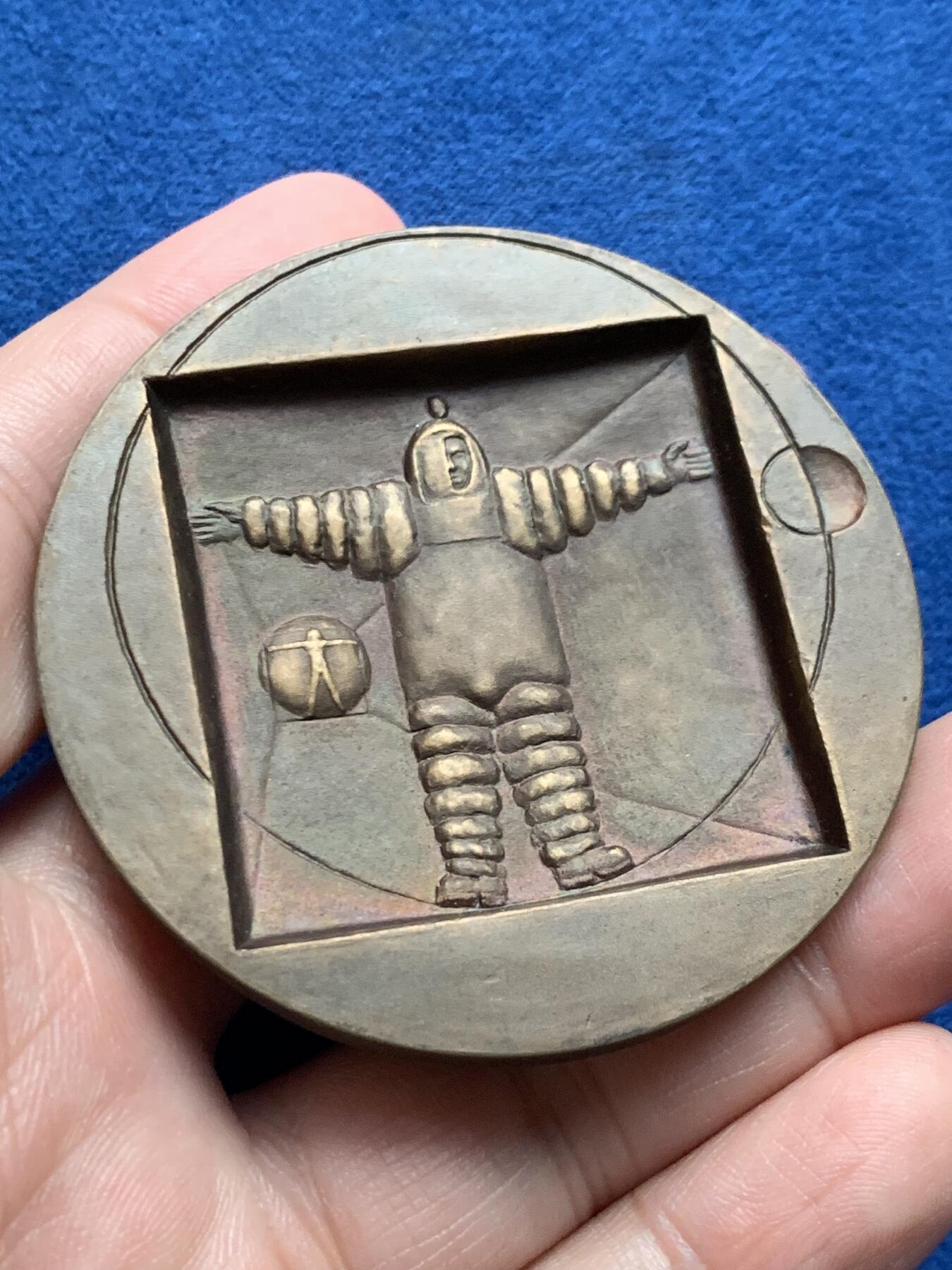 《竞宝斋》第436场 周日，周一2场连拍 （全场包邮） 1975年达芬奇三合体章，332.8克，59.2mm，K. Räsänen雕刻，铜质铸造1500枚，带说明书。