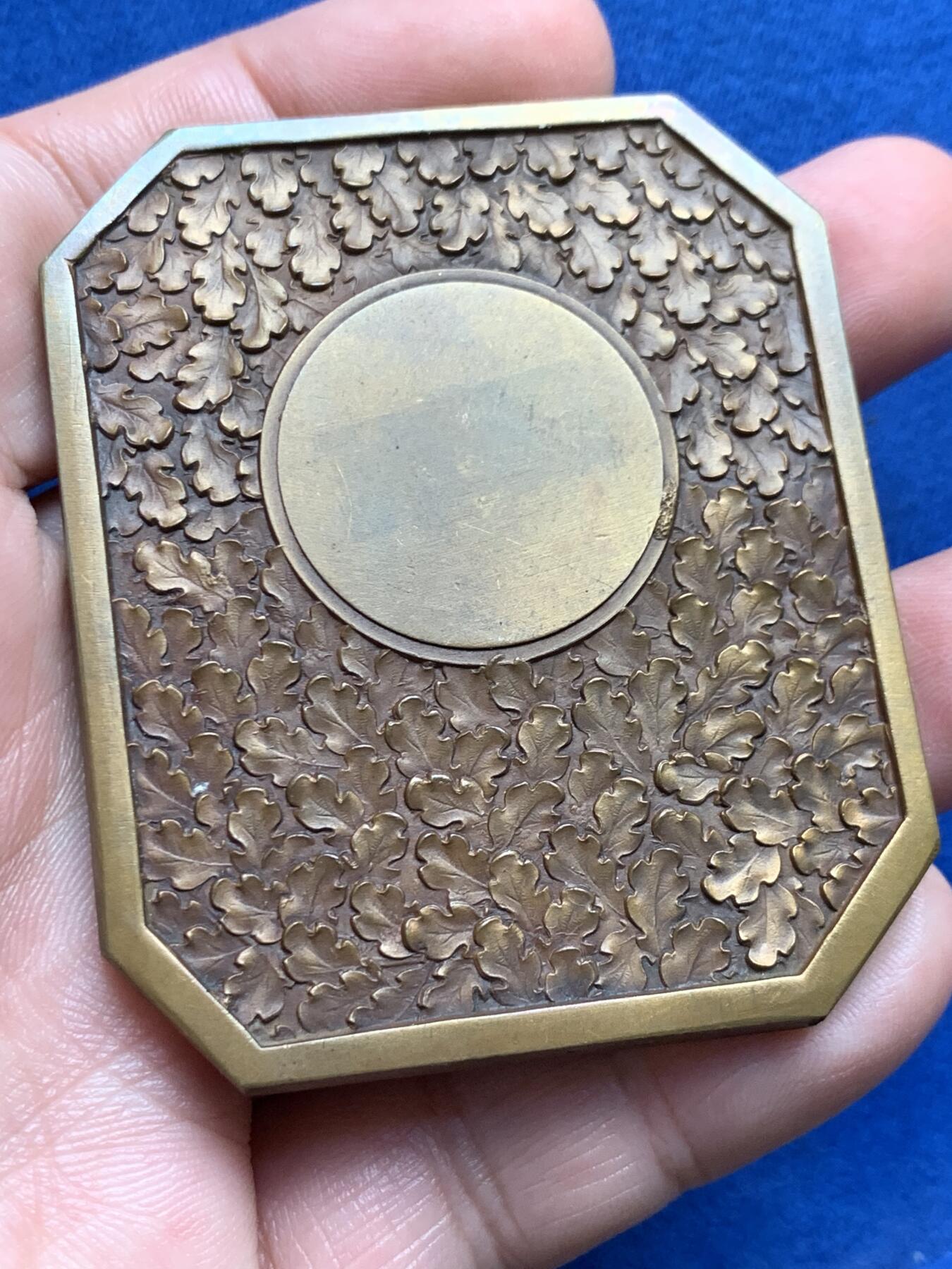 《竞宝斋》第436场 周日，周一2场连拍 （全场包邮） 法国天使大牌匾，极少见品种，法国著名雕刻家FRAISSE作品。品相极美，赏心悦目。直径：63*53mm，重：103g，三角铜标边铭，双面高浮雕，细节犀利，带原盒。