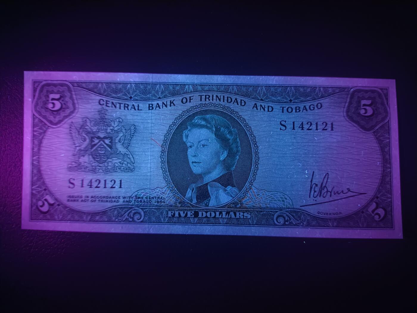 2025十一月第三期，总201期 特立尼达和多巴哥1964版5元UNC-，稀有女王头像序列中高面值，国徽和央行大楼
