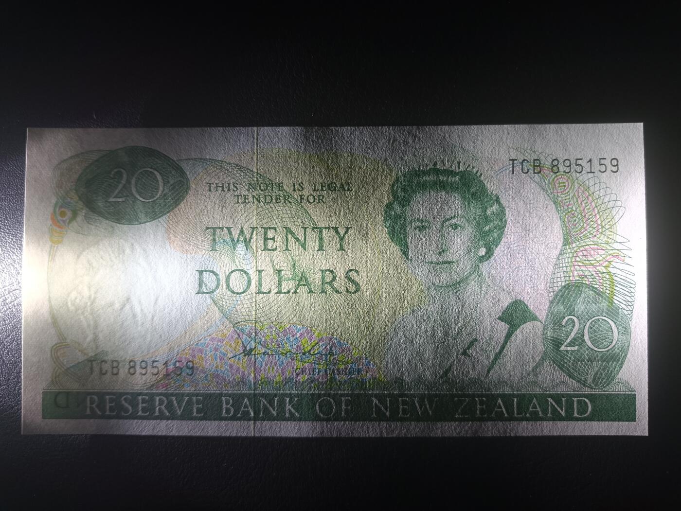 2025十一月第三期，总201期 新西兰1985版20元UNC-无47，中年女王和鸽子