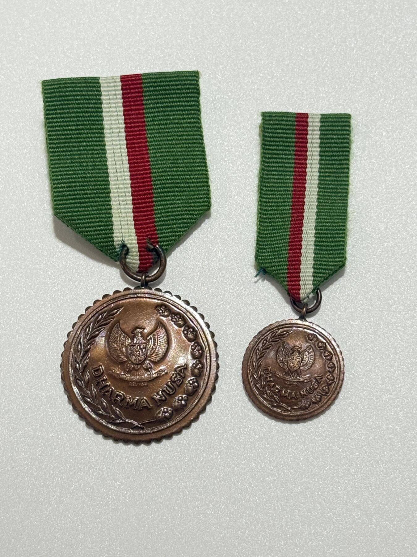 韵星假日精品2025秋季军品类拍卖会-- Rimey Holidays Boutique 2025 Autumn Militaria Sale 印度尼西亚铜级国土忠诚服务奖章带mini一套