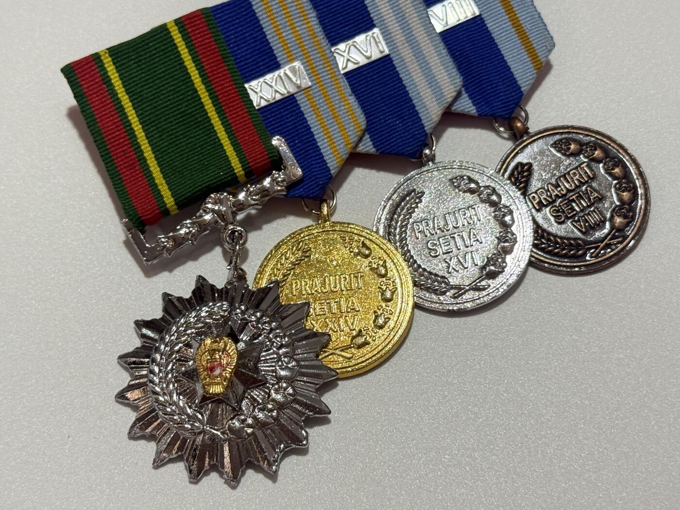 韵星假日精品2025秋季军品类拍卖会-- Rimey Holidays Boutique 2025 Autumn Militaria Sale  印度尼西亚4r联排--三级卡蒂卡挨卡拉克西（三军团结）之星勋章，金银铜三级国防军优秀服务奖章