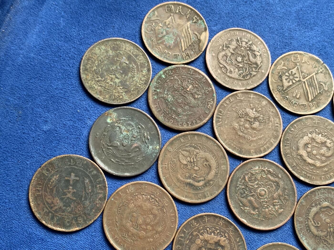 《竞宝斋》第436场 周日，周一2场连拍 （全场包邮） 晚清及民国十文铜元20枚 基本都是巧克力包浆，个别有绿锈，鱼上洗过的都要8-10元1枚，细节见图。