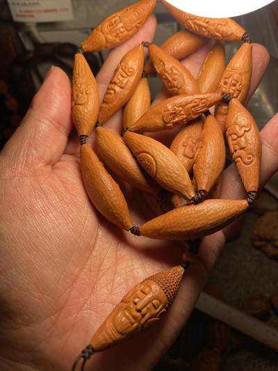 大佬都在看的苏工核雕捡漏价 - 福利苏工核雕，纯手工雕刻，大柳叶全刀工老苏工十八罗汉，个性十足，等待有缘人，市场无同款，尺寸1。4x4.3喜欢的来