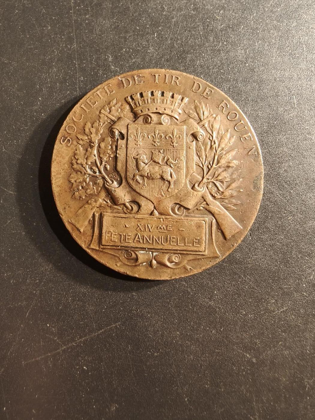 老王徽章第162期 法国鲁昂射击协会大铜章     直径41mm.    重量31g