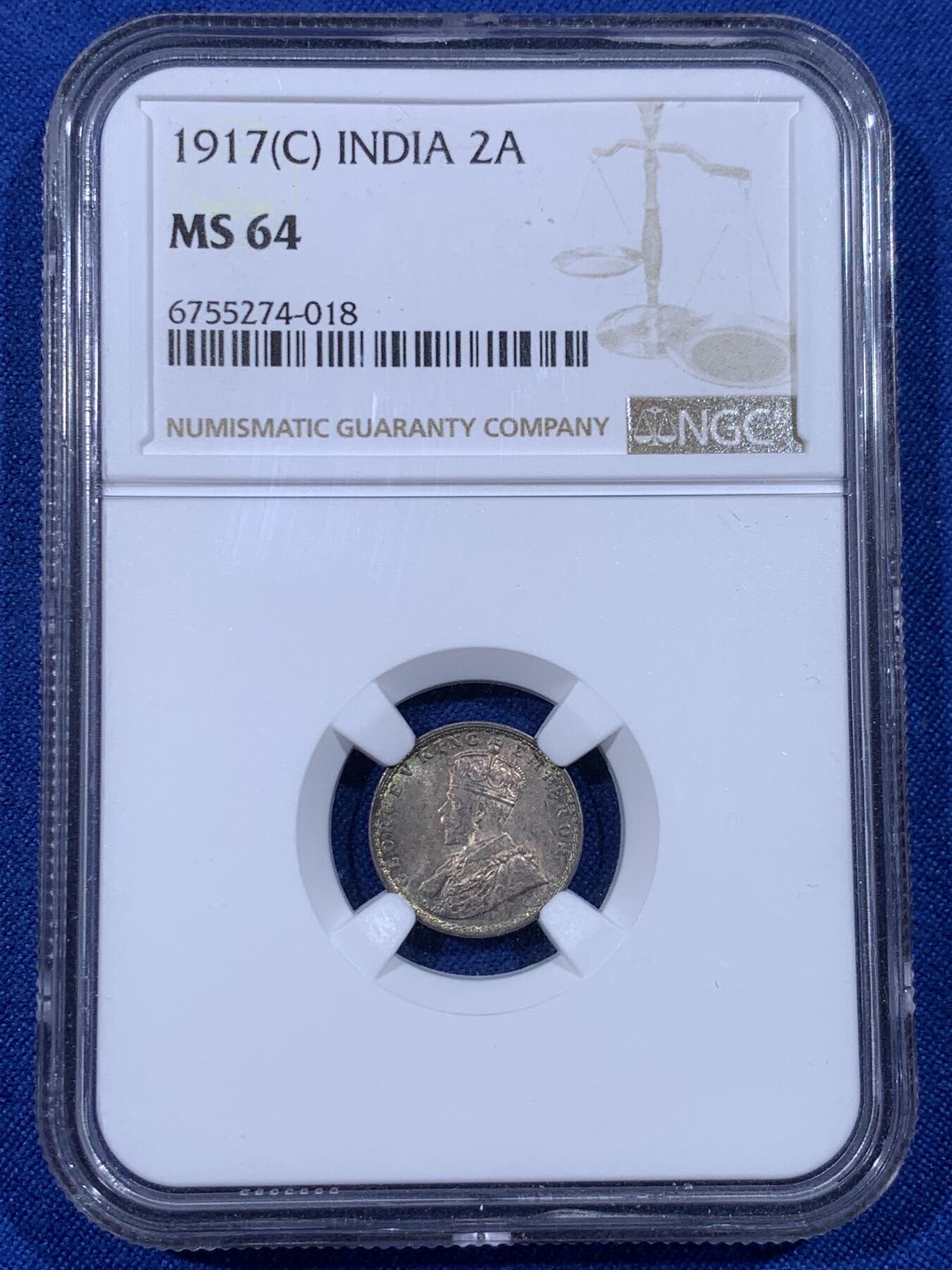 《竞宝斋》第436场 周日，周一2场连拍 （全场包邮） NGC MS64 印度1917年乔治五世2安娜银币，铸造于加尔各答造币厂。相比有着大堆库存的1卢比，小面值的2安娜反而非常少见，这枚双面优雅的蓝紫色包浆迷人。一步到位之选。